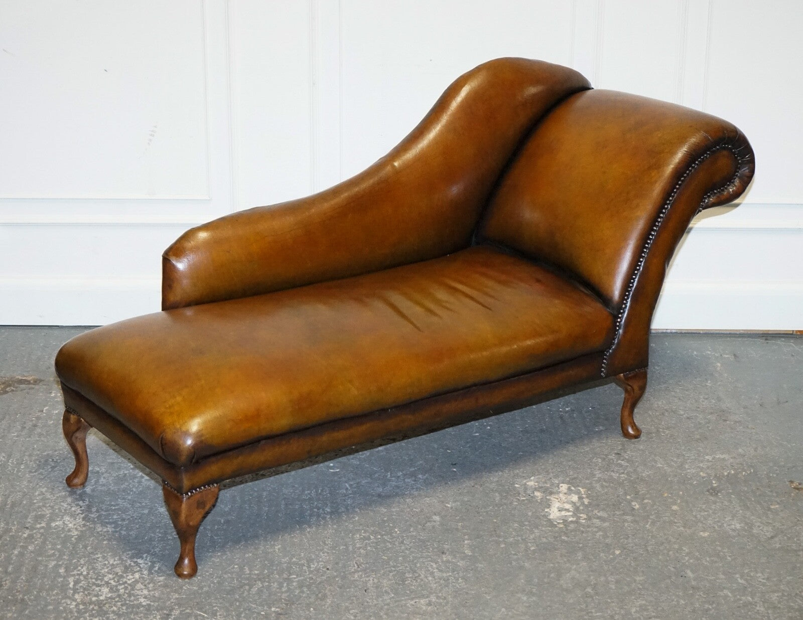 ANTIQUE RESTORED VICTORIAN BROWN LEATHER HAND DYED CHAISE LOUNGE SETTEE