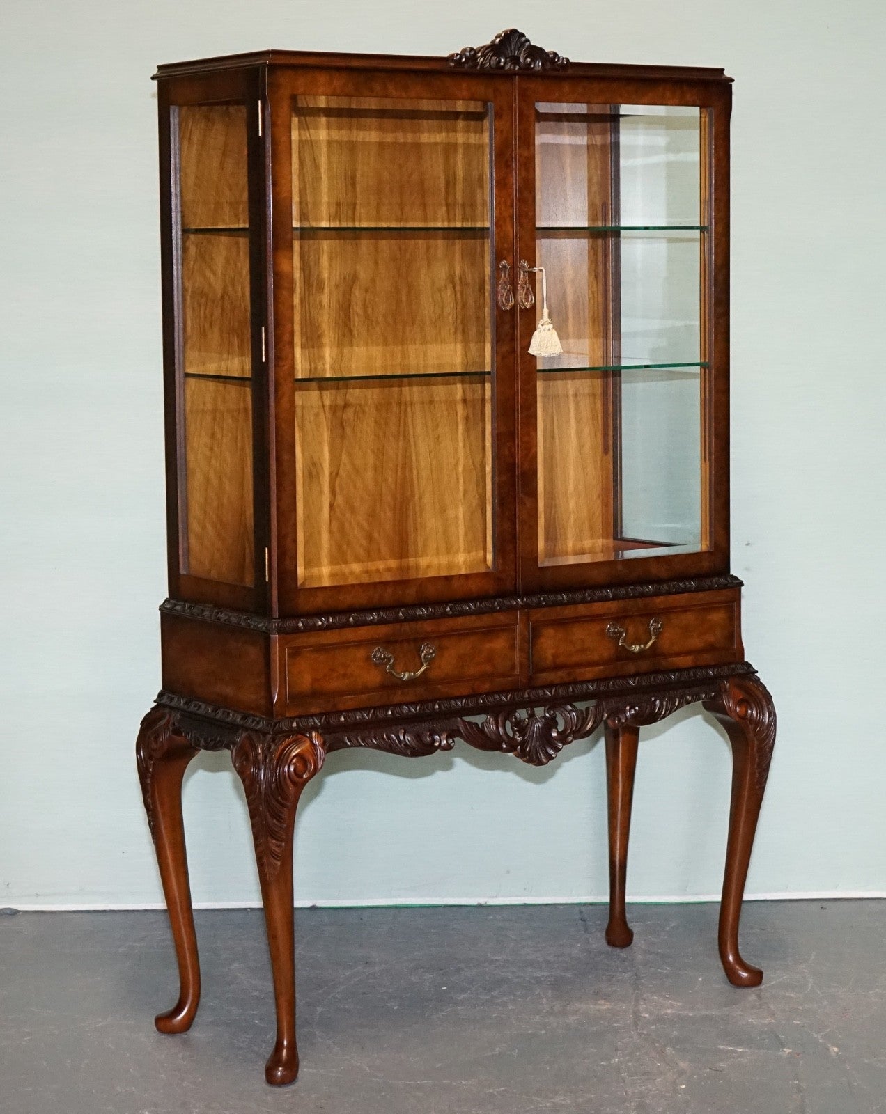 VINTAGE CARVED QUEEN ANNE STYLE DISPLAY CABiNET BOOKCASE