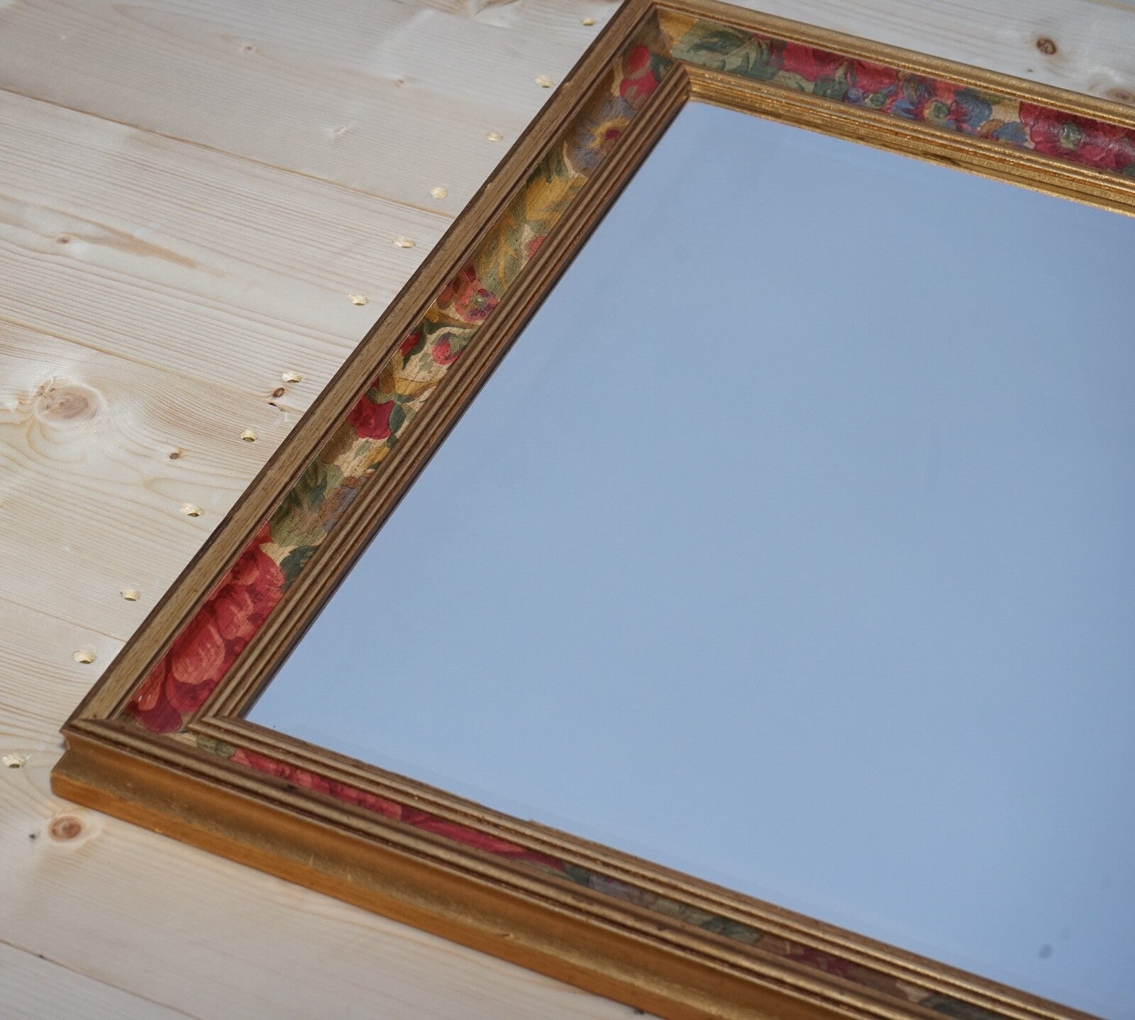 LOVELY VINTAGE GOLD BEVELLED MIRROR WITH FLORAL DETAILING ON THE FRAME