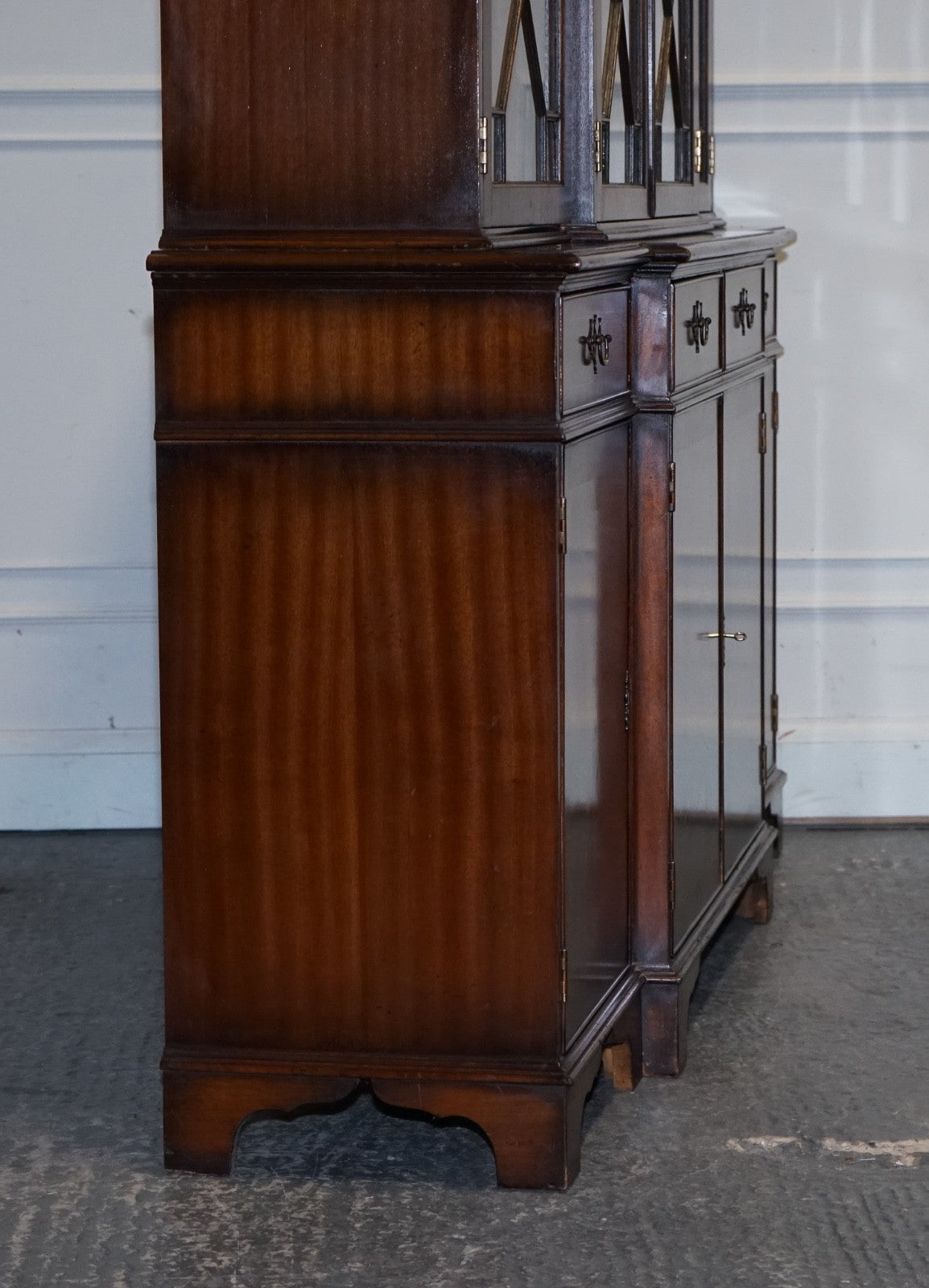 STUNNING GEORGIAN STYLE BREAKFRONT FOUR DOOR DISPLAY CABiNET BOOKCASE