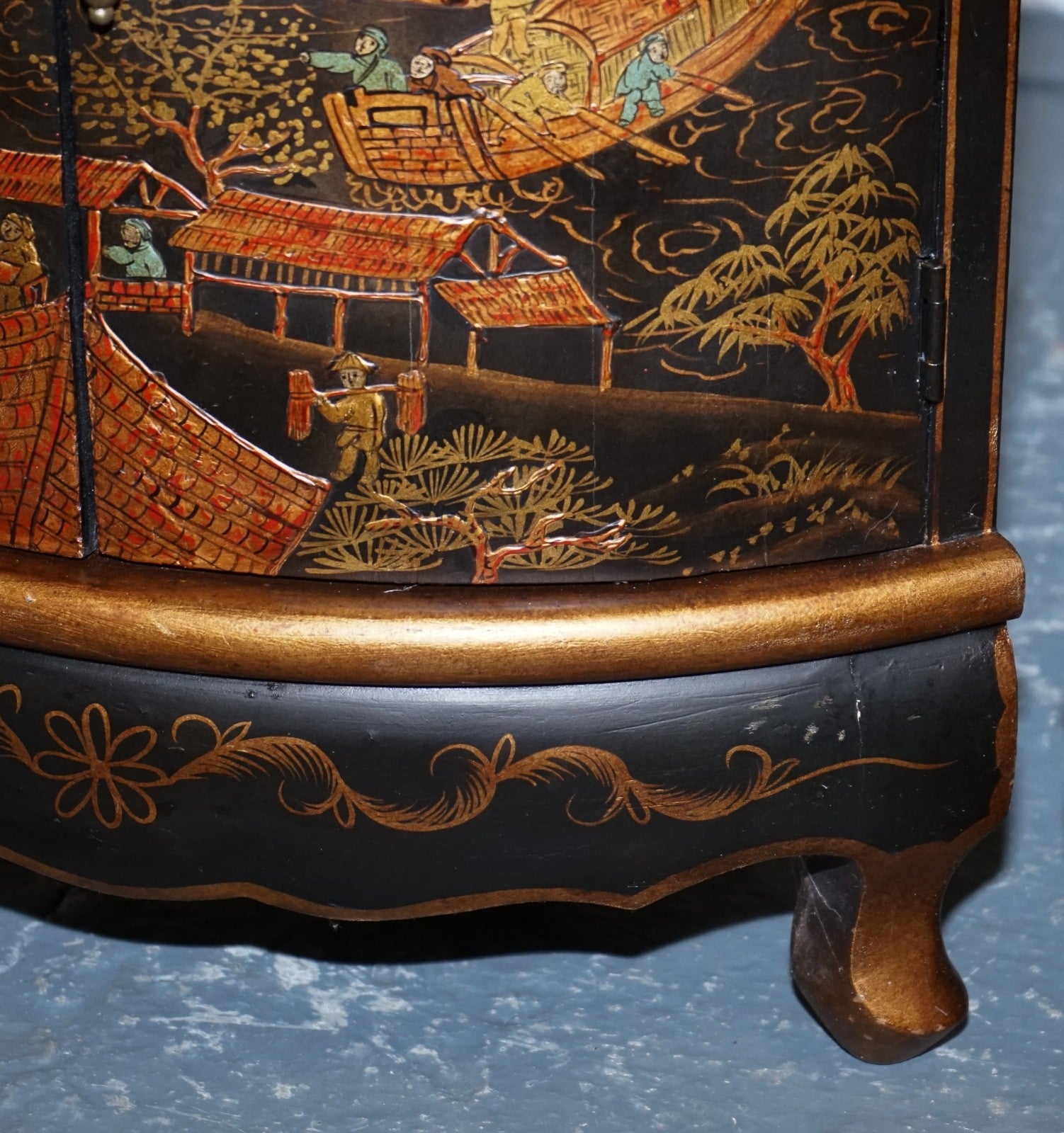 MATCHING PAIR OF CHINESE CHINOISERIE DECORATIVE CORNER CABINETS WITH CUPBOARD