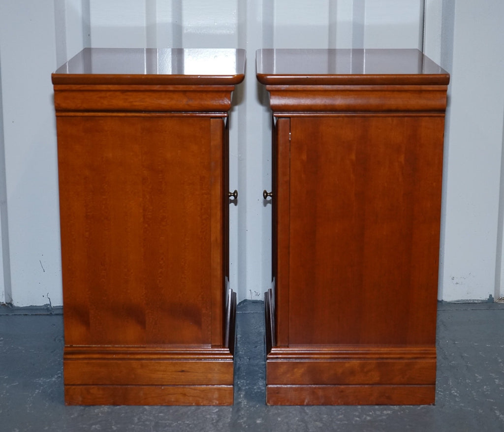 VINTAGE PAIR OF CHERRY WOOD FRENCH STYLE NIGHTSTANDS BEDSIDE TABLES