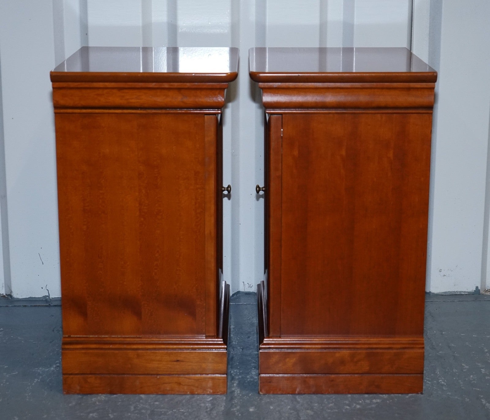 VINTAGE PAIR OF CHERRY WOOD FRENCH STYLE NIGHTSTANDS BEDSIDE TABLES