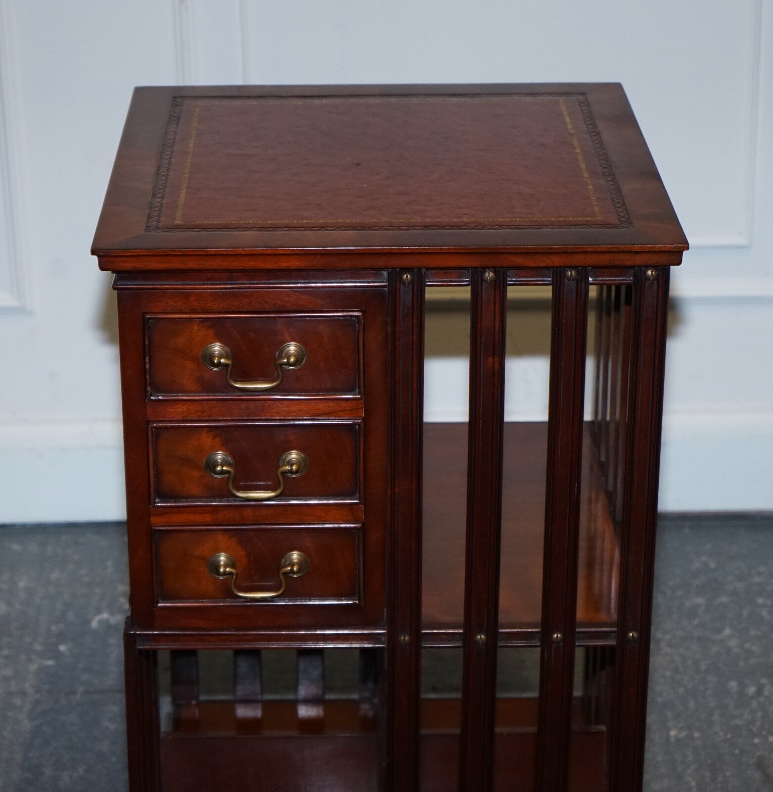 STUNNING REVIVAL INLAID REVOLVING BOOKCASE END TABLE WITH BROWN AGED LEATHER TOP