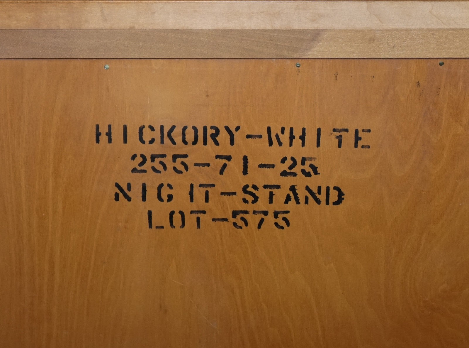 PAIR OF AMERICAN HICKORY WHITE GENESIS BIEDERMEIER NIGHTSTANDS BEDSIDE TABLES