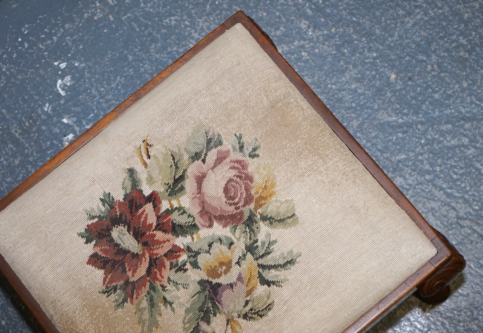 LOVELY DECORATIVE VICTORIAN HAND CARVED QUEEN ANNE LEGS PIANO STOOL