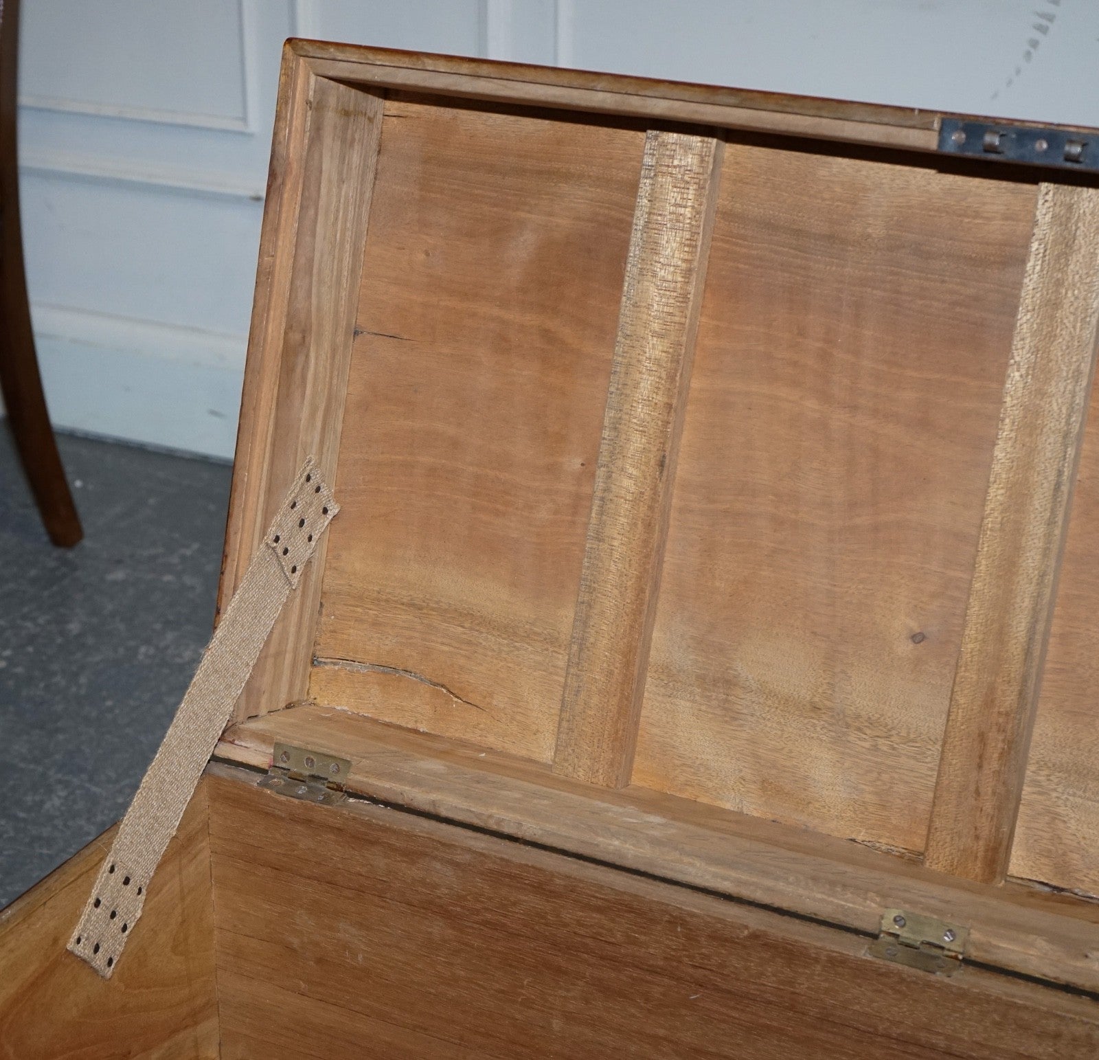 19TH CENTURY ENGLISH ANTIQUE FULLY RESTORED CAMPHOR WOOD CHEST STORAGE TRUNK