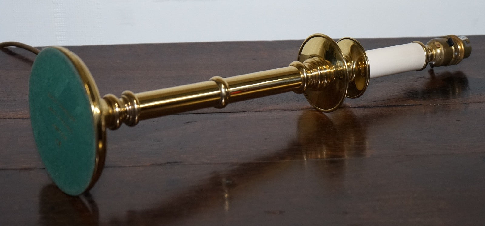 VINTAGE ENGLISH GEORGIAN STYLE SOLID BRASS WHITE CANDLE STICK TABLE LAMP