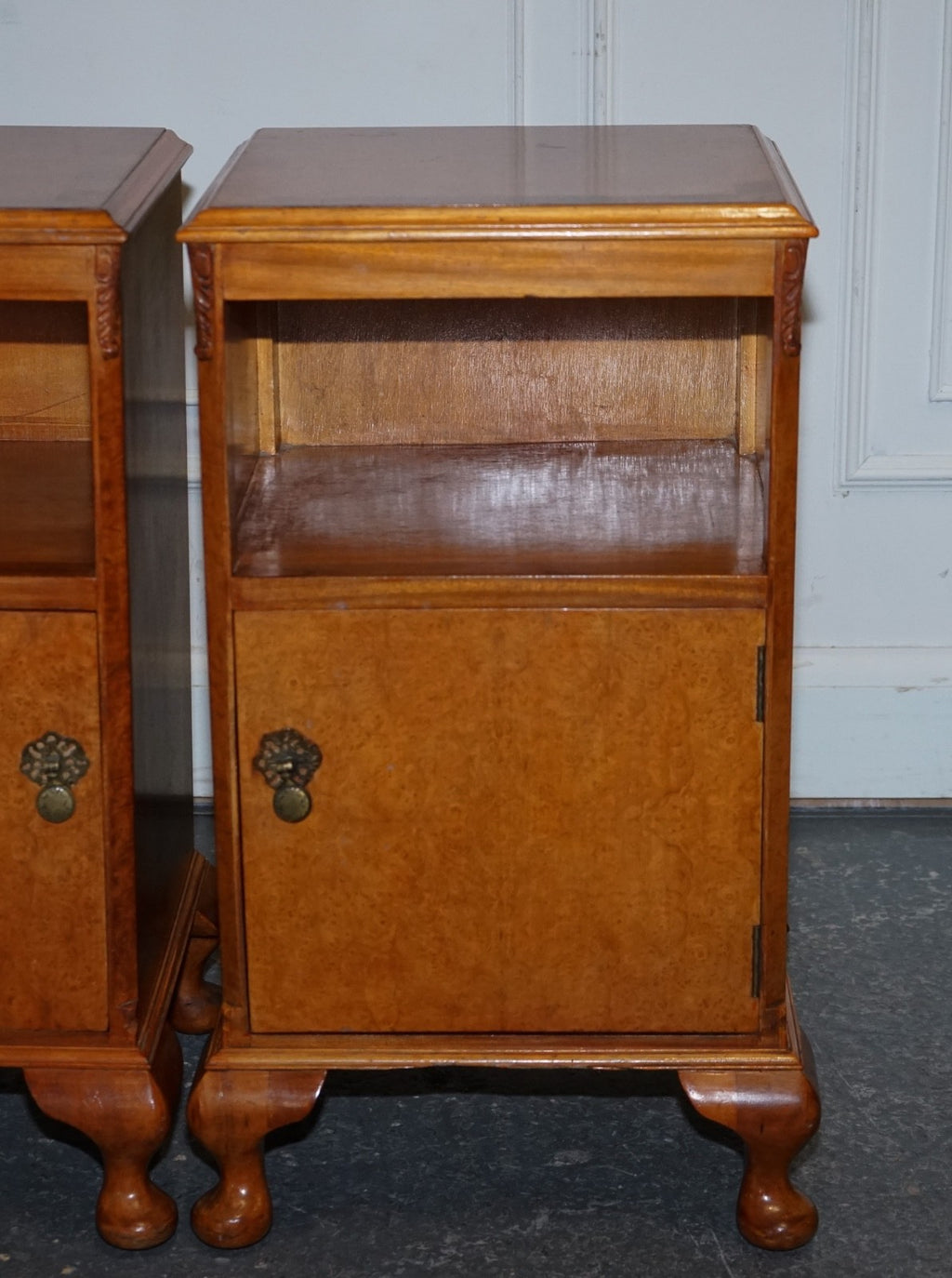 ANTIQUE PAIR OF ART DECO 1920'S LIGHT WALNUT  NIGHTSTANDS BEDSIDE TABLES