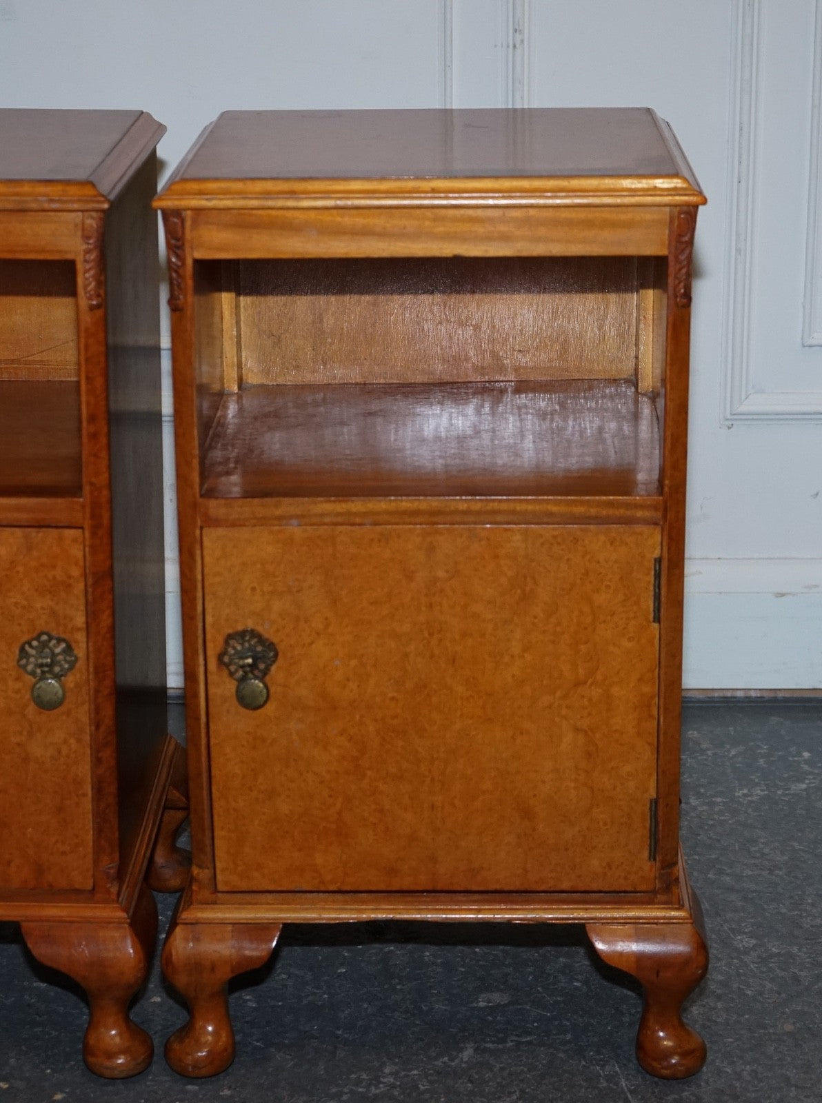 ANTIQUE PAIR OF ART DECO 1920'S LIGHT WALNUT  NIGHTSTANDS BEDSIDE TABLES