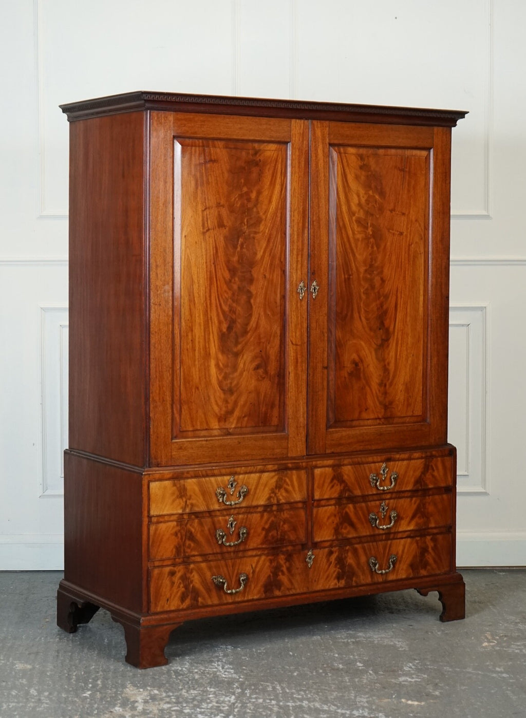 1800 ANTIQUE ENGLISH GEORGIAN FLAMED HARDWOOD LINEN PRESS WARDROBE ARMOIRE J1