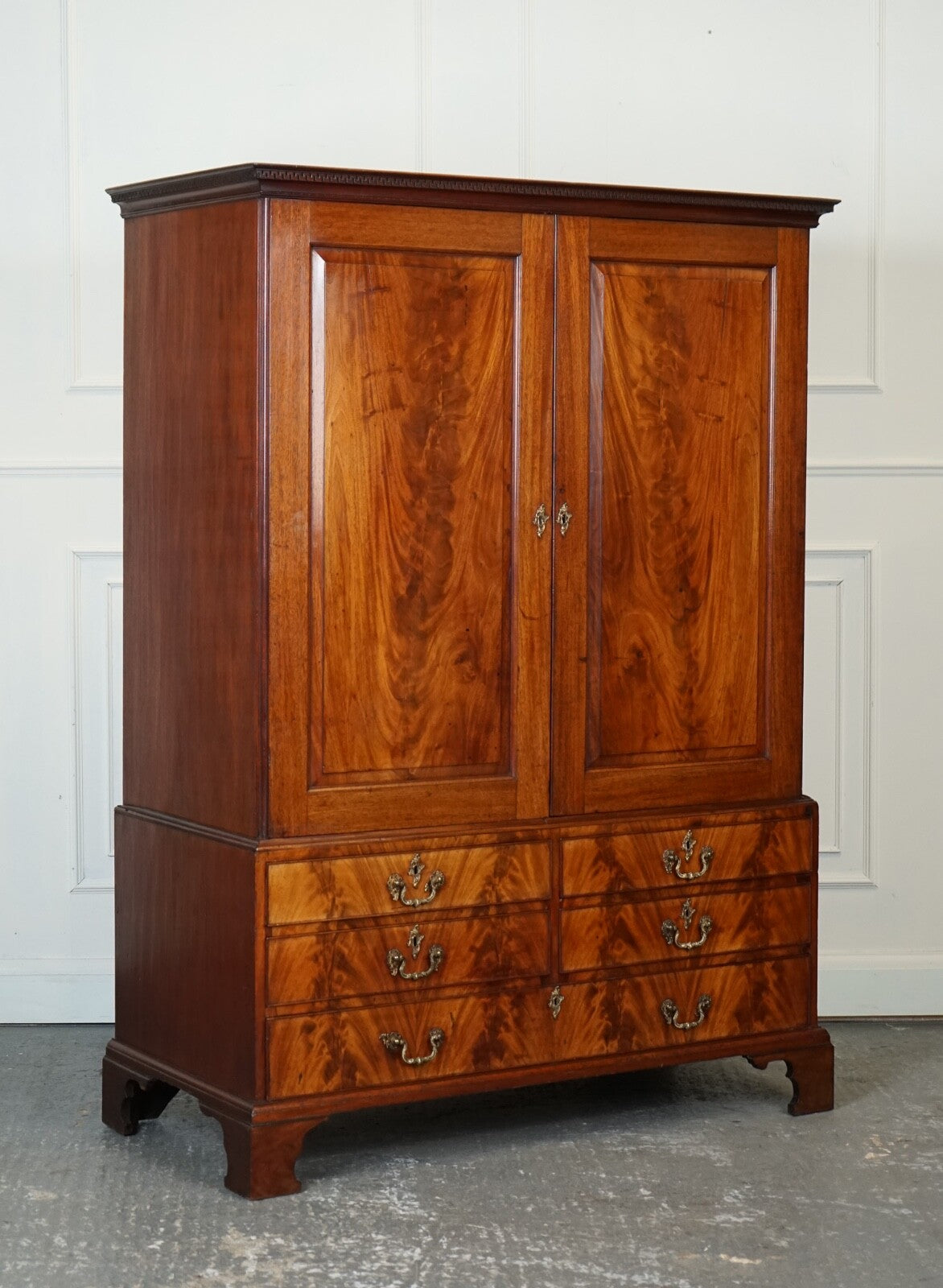 1800 ANTIQUE ENGLISH GEORGIAN FLAMED HARDWOOD LINEN PRESS WARDROBE ARMOIRE J1