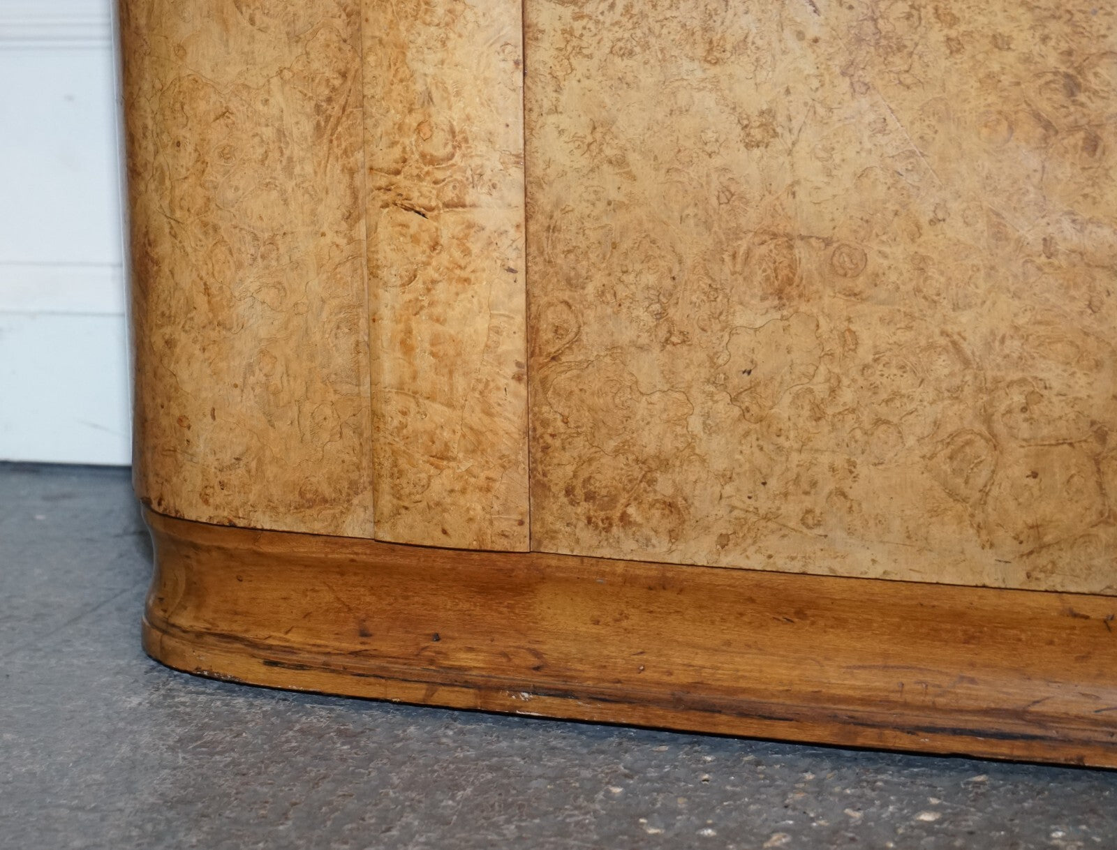 BEAUTIFUL ART DECO BLONDE WALNUT DOUBLE DOOR WARDROBE ARMOiRE