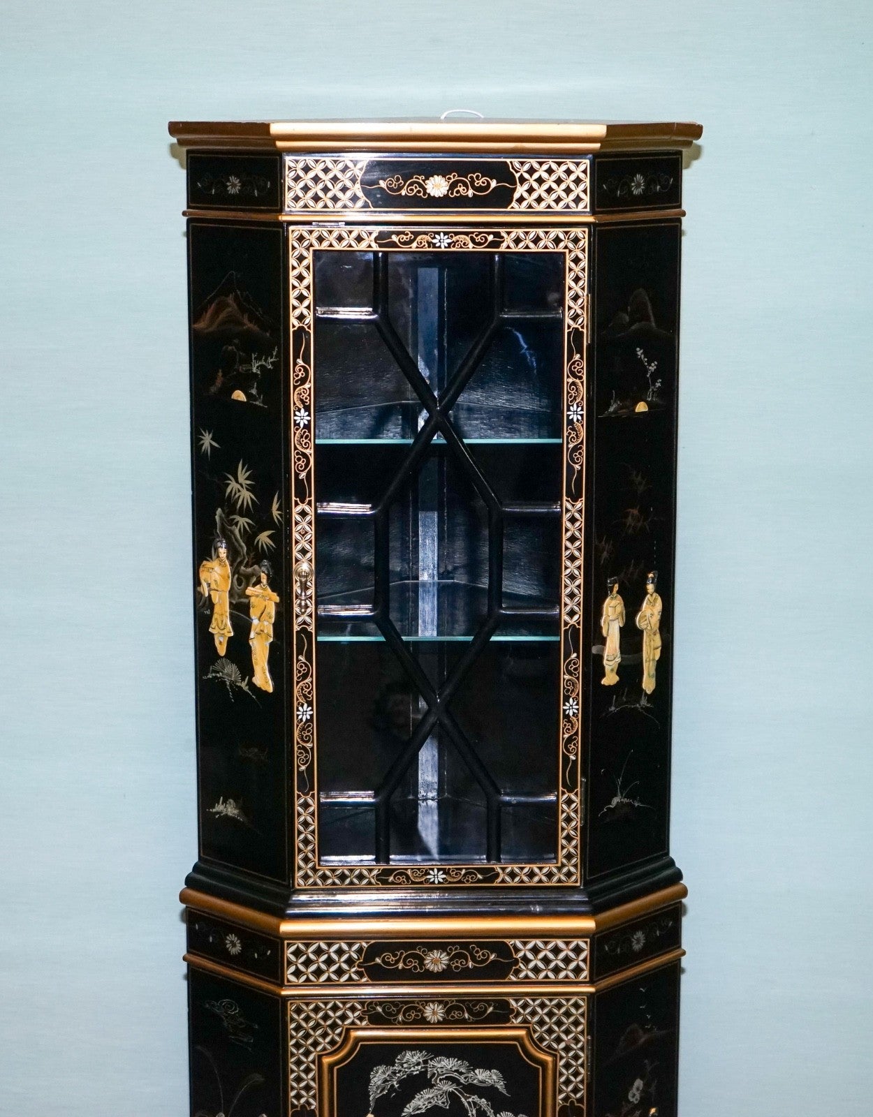 ELEGANT VINTAGE BLACK LACQUERED CORNER CABINET MOTHER PEARL & GILT INLAY