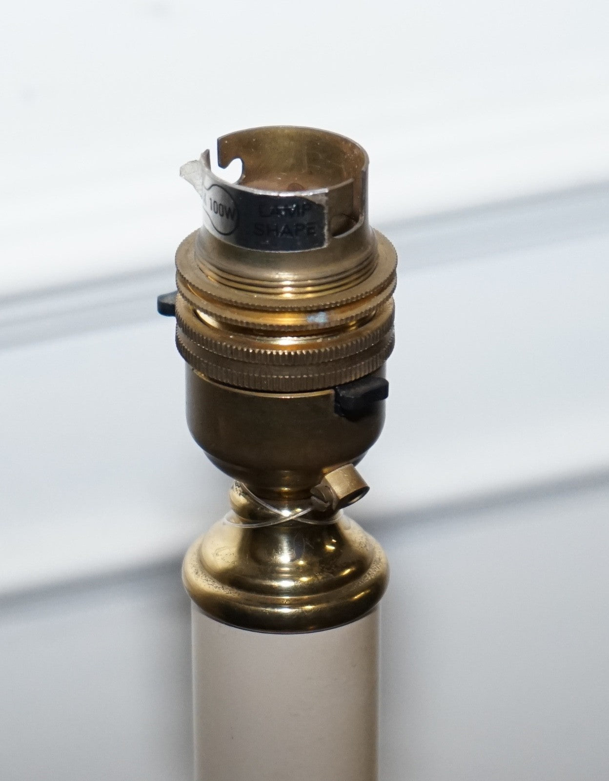 VINTAGE ENGLISH GEORGIAN STYLE SOLID BRASS WHITE CANDLE STICK TABLE LAMP