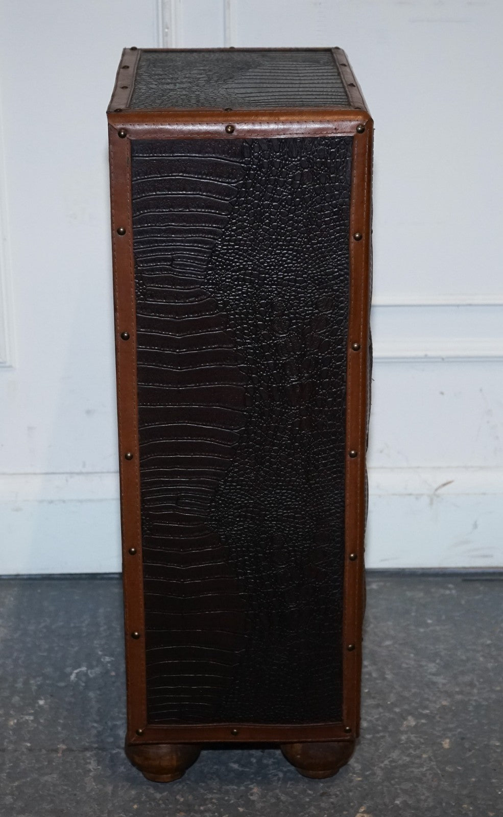 VINTAGE FAUX CROCODILE BROWN LEATHER SUITECASE TRUNK CUPBOARD LEATHER HANDLE