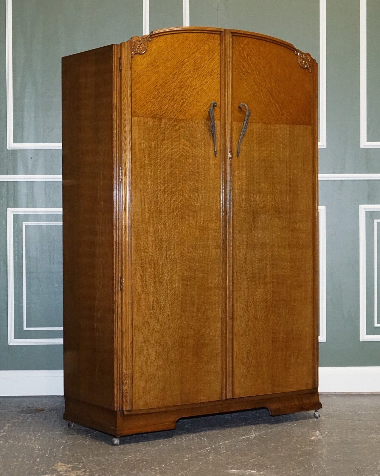 LARGE VINTAGE ART DECO OAK TWO DOOR WARDROBE