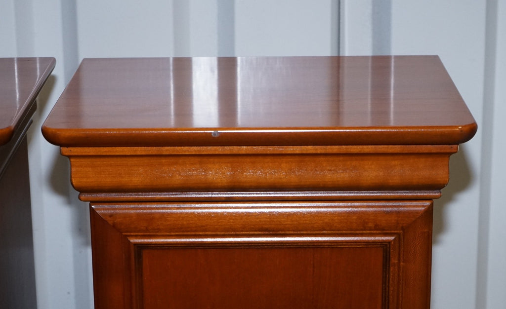 VINTAGE PAIR OF CHERRY WOOD FRENCH STYLE NIGHTSTANDS BEDSIDE TABLES