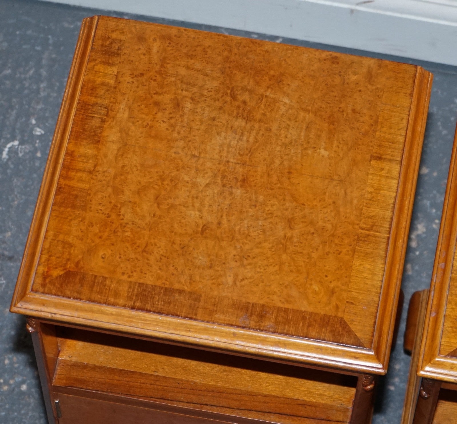ANTIQUE PAIR OF ART DECO 1920'S LIGHT WALNUT  NIGHTSTANDS BEDSIDE TABLES