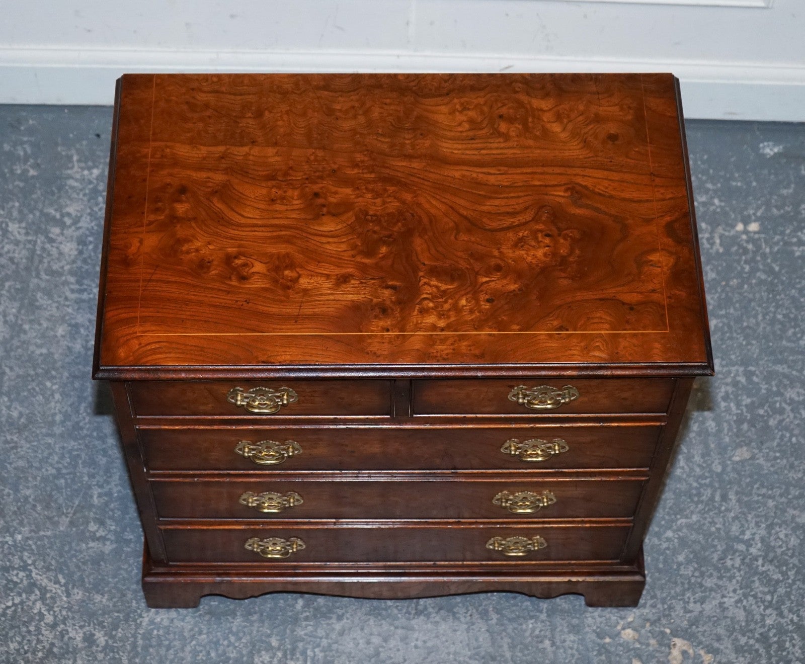 ELEGANT VINTAGE BURL ELM ALL OVER CHEST OF DRAWERS COMMODE BRASS HANDLES