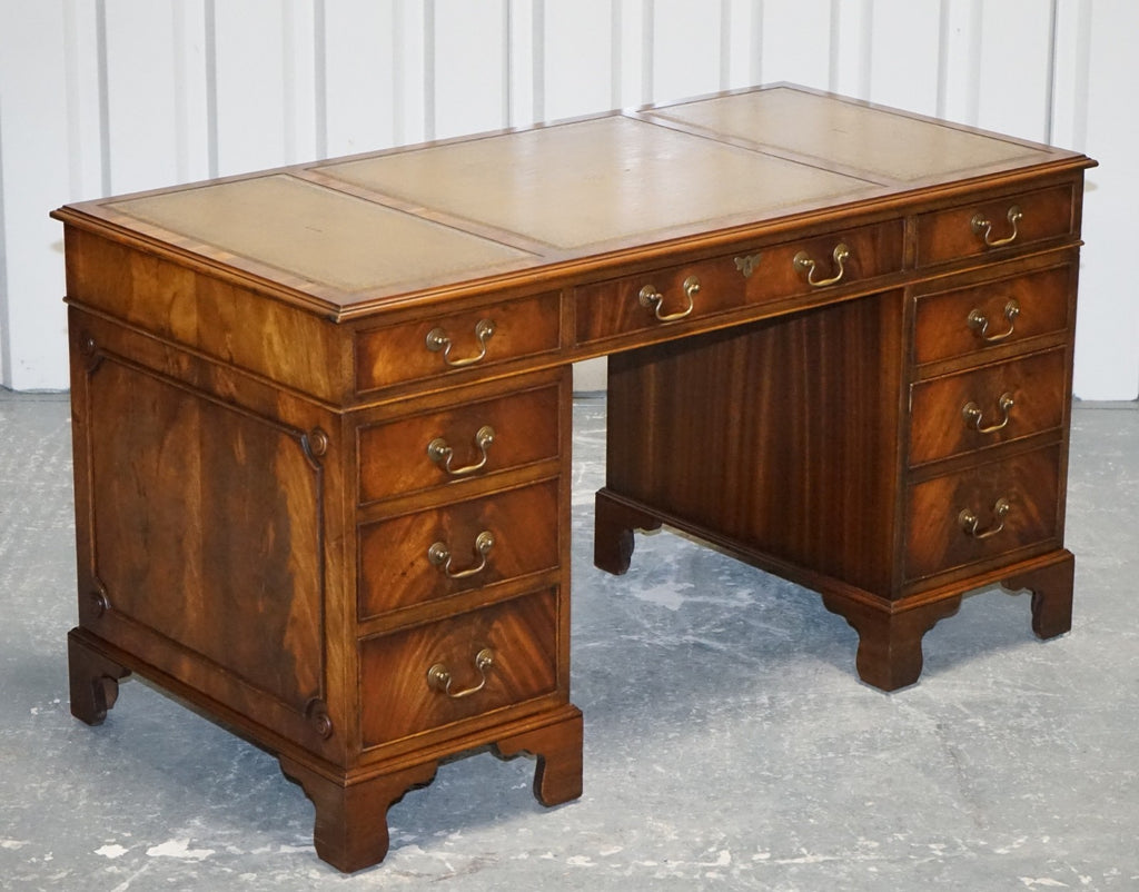 LOVELY BEVAN FUNNELL VINTAGE PEDESTAL DESK WITH HUNTER GREEN LEATHER