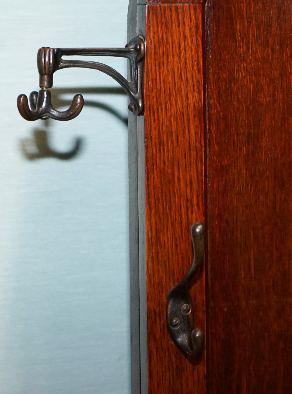 ANTIQUE ATCRAFT OAK HAT AND UMBRELLA HALLWAY STAND WITH A MIRROR