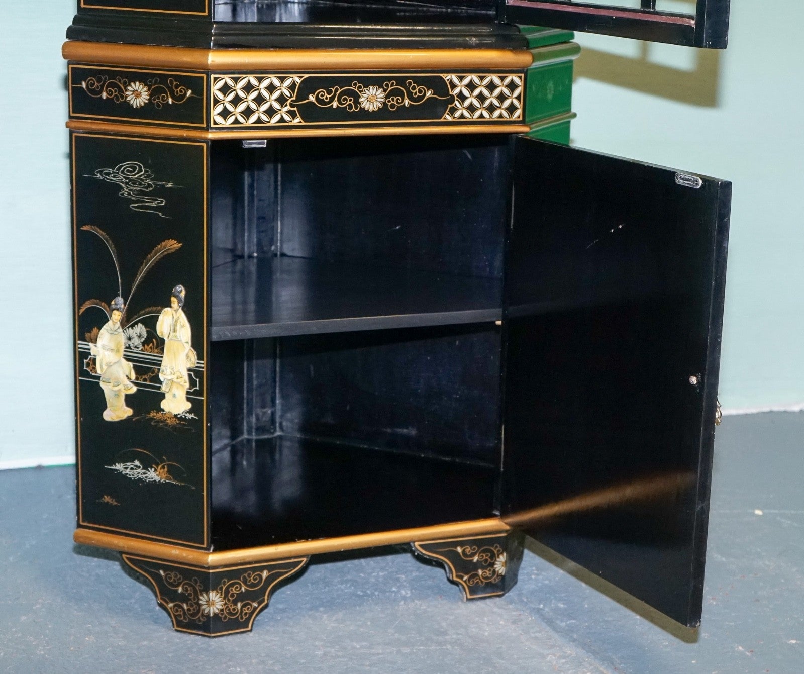 ELEGANT VINTAGE BLACK LACQUERED CORNER CABINET MOTHER PEARL & GILT INLAY