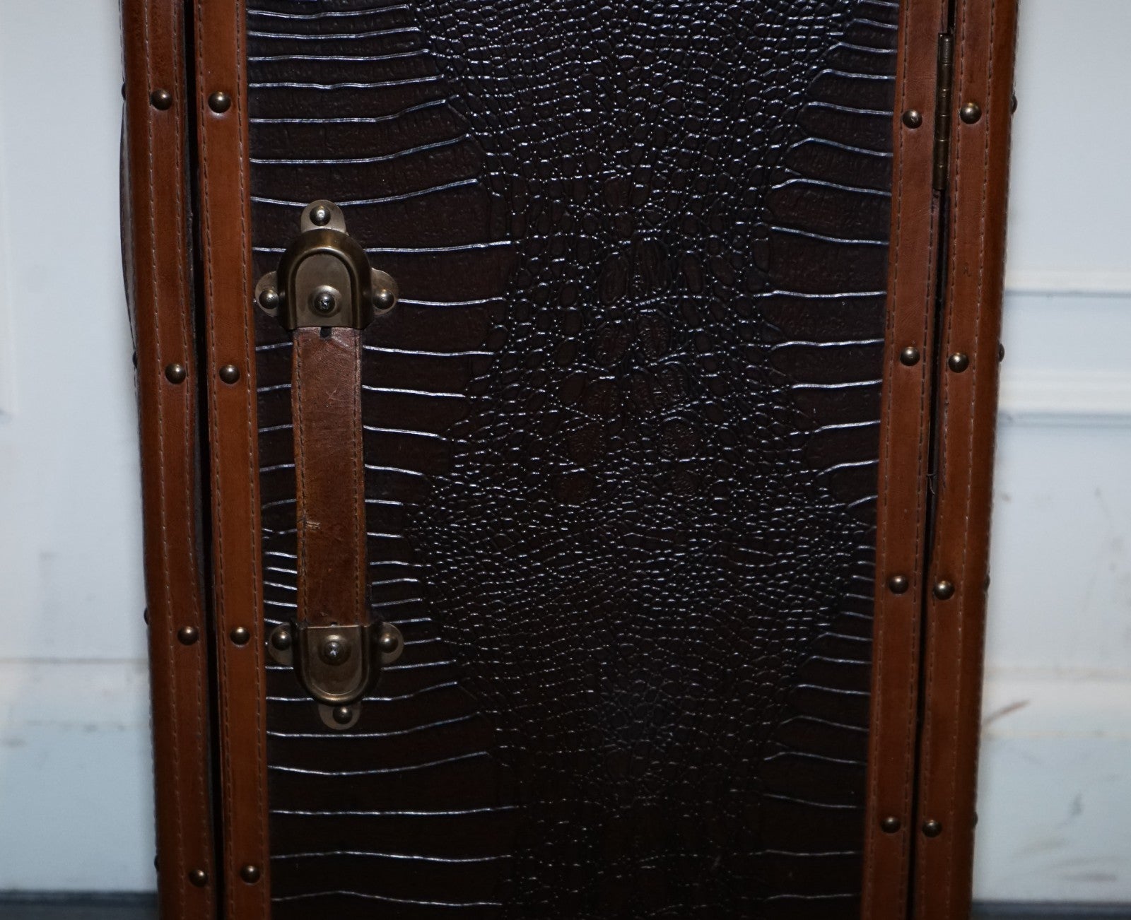 VINTAGE FAUX CROCODILE BROWN LEATHER SUITECASE TRUNK CUPBOARD LEATHER HANDLE