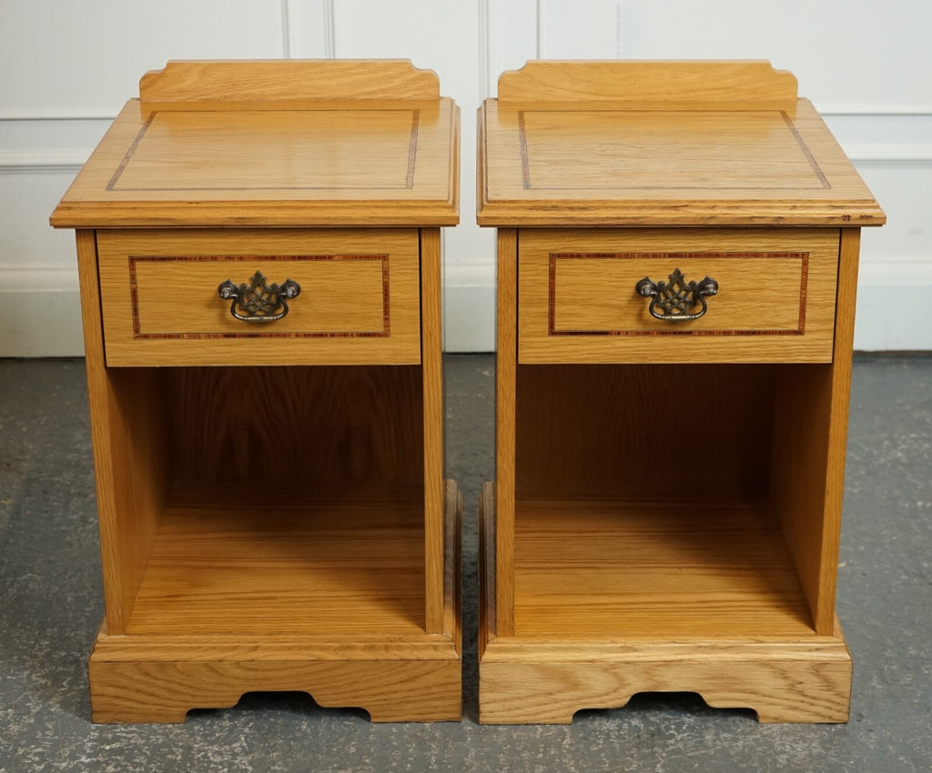 VINTAGE PAIR OF OAK KEATS BEDSIDE NIGHTSTAND CABINET MADE BY CURTIS FURNITURE J1