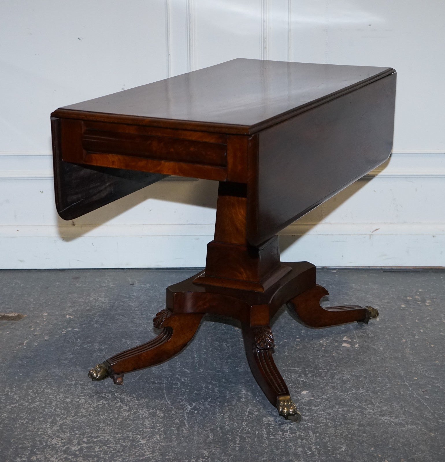 1820s RESTORED ENGLISH ANTIQUE PEDESTAL PEMBROKE DROP LEAF TABLE WITH DRAWER