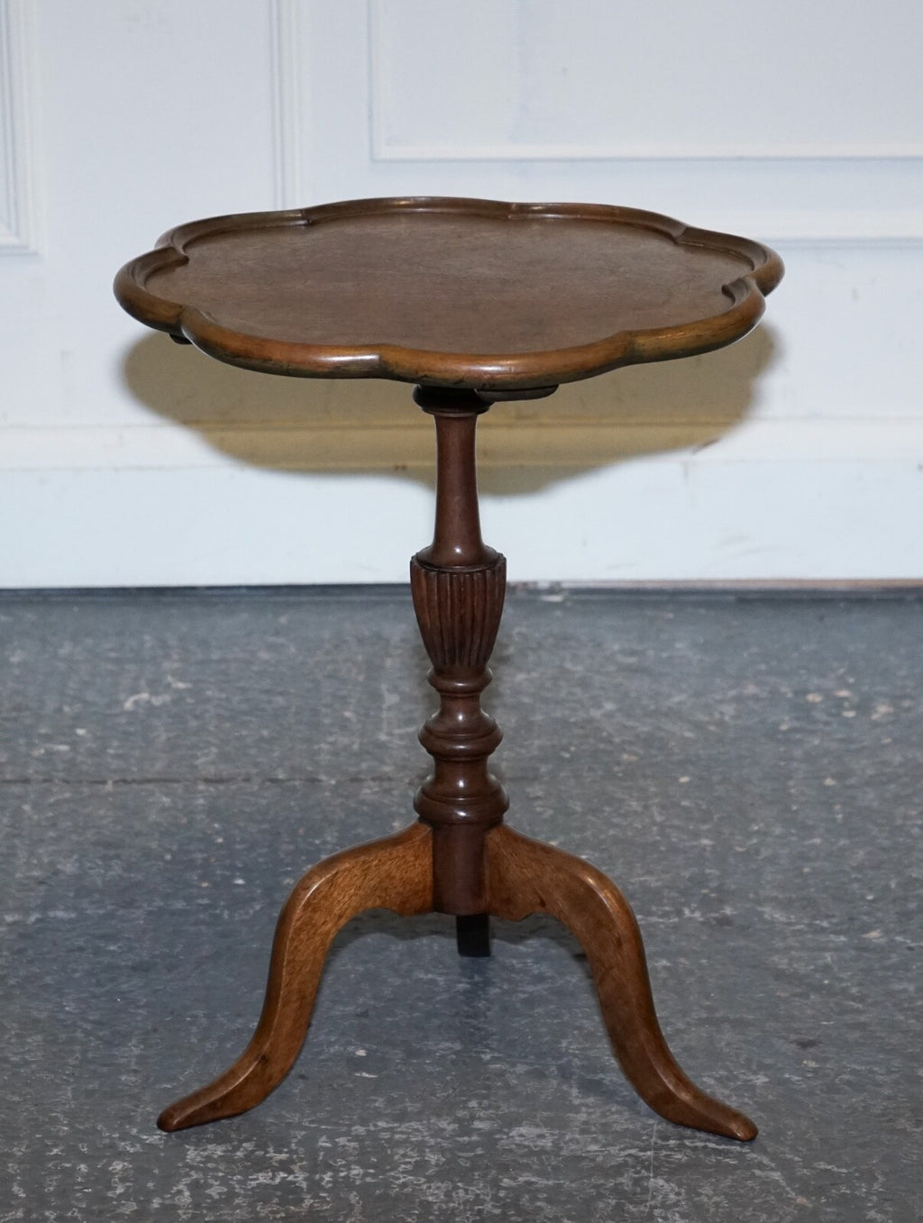 ANTIQUE WALNUT PIE CRUST WINE LAMP END SIDE OCCASIONAL TABLE WITH LOTS OF PATINA