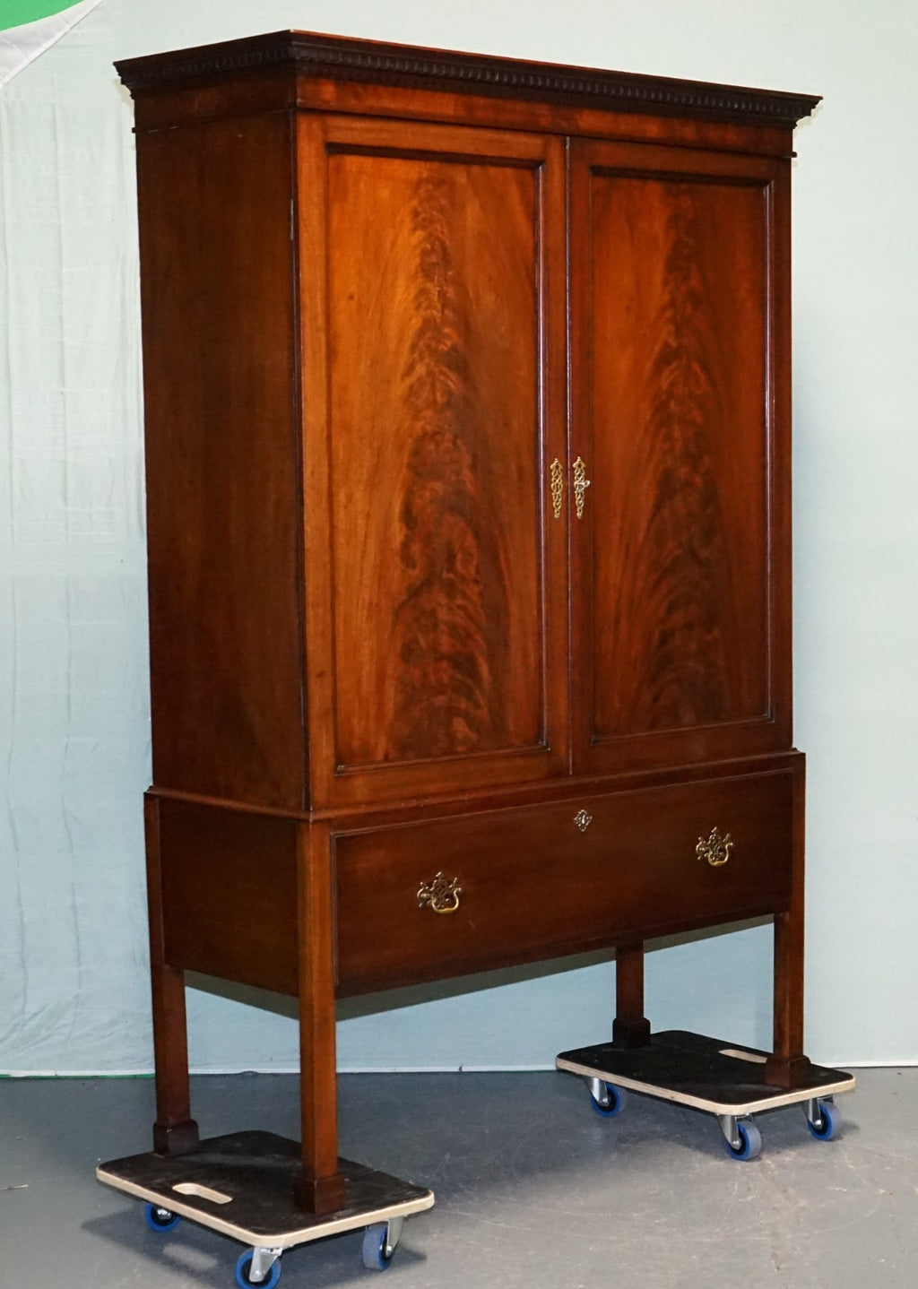 MILLAR & BEATTY ANTIQUE IRISH GEORGIAN STYLE HARDWOOD WARDROBE LINEN PRESS