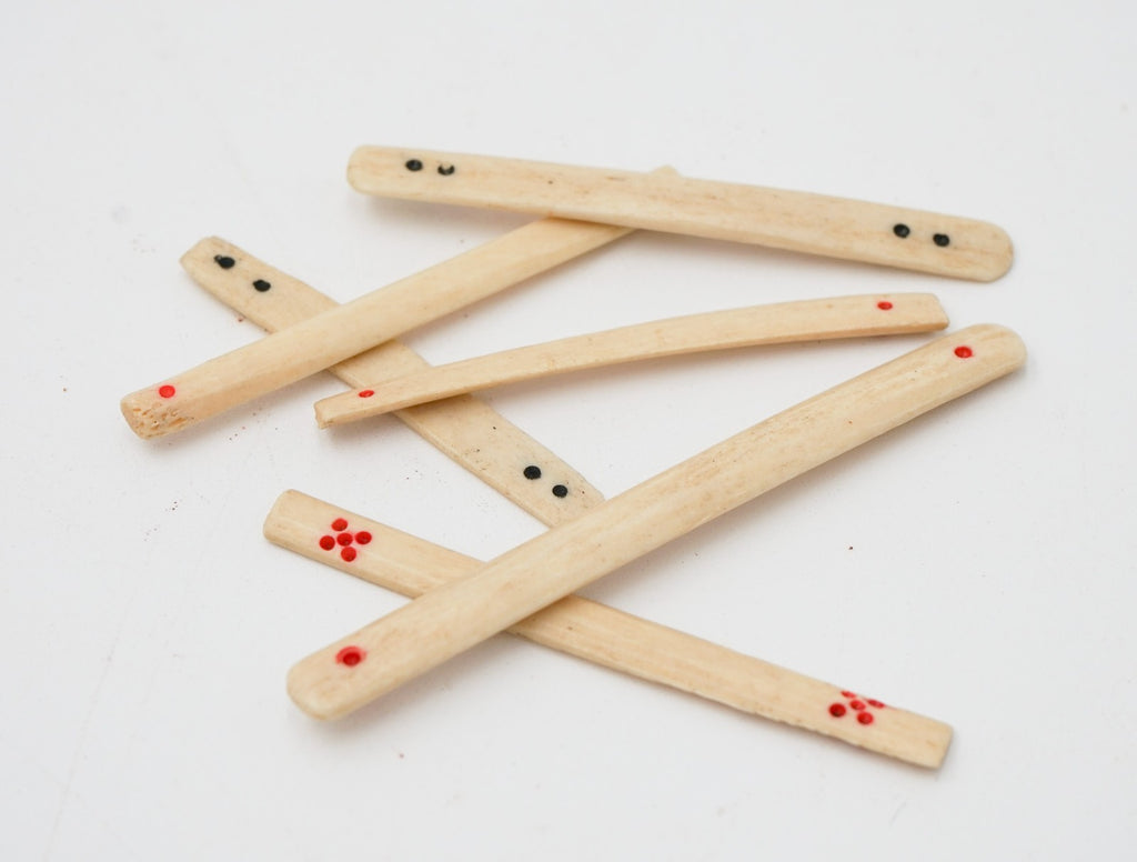 ANTIQUE 1920'S MAHJONG SET WITH ORIGINAL WOODEN BOX BONE & BAMBOO 144 TILES