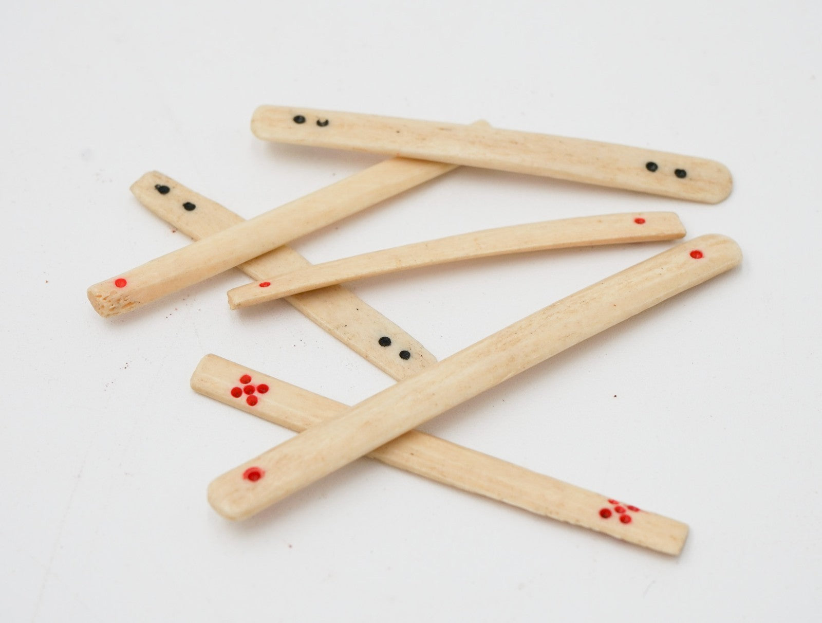 ANTIQUE 1920'S MAHJONG SET WITH ORIGINAL WOODEN BOX BONE & BAMBOO 144 TILES