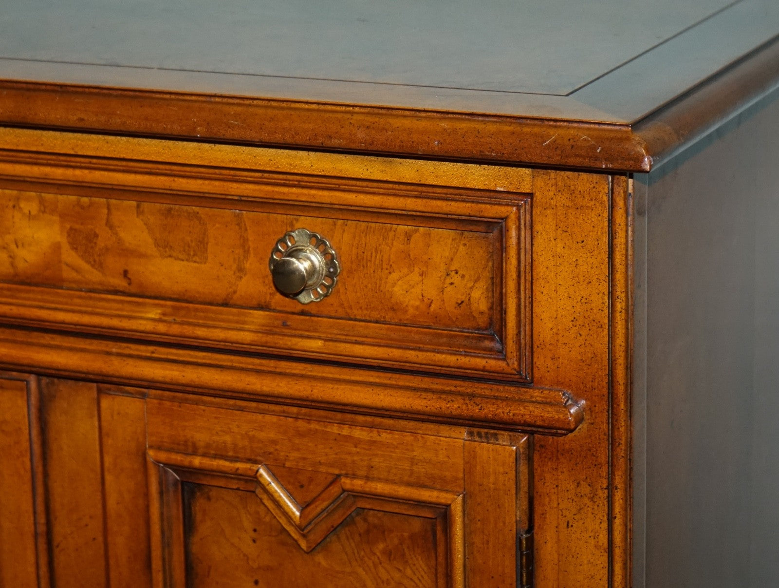 BAKER FURNITURE BURR WALNUT BEDSIDE CABINET WITH DRAWER AND CARVED DOORS