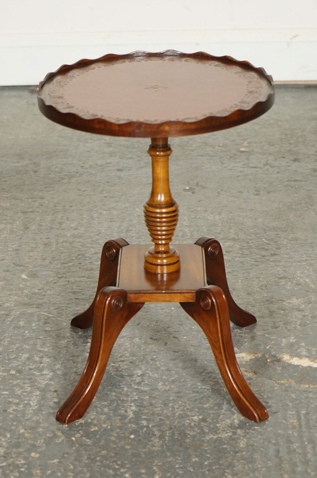 VINTAGE YEW WOOD BURGUNDY LEATHER TOP SIDE END LAMP WINE TABLE WITH PIE CRUST