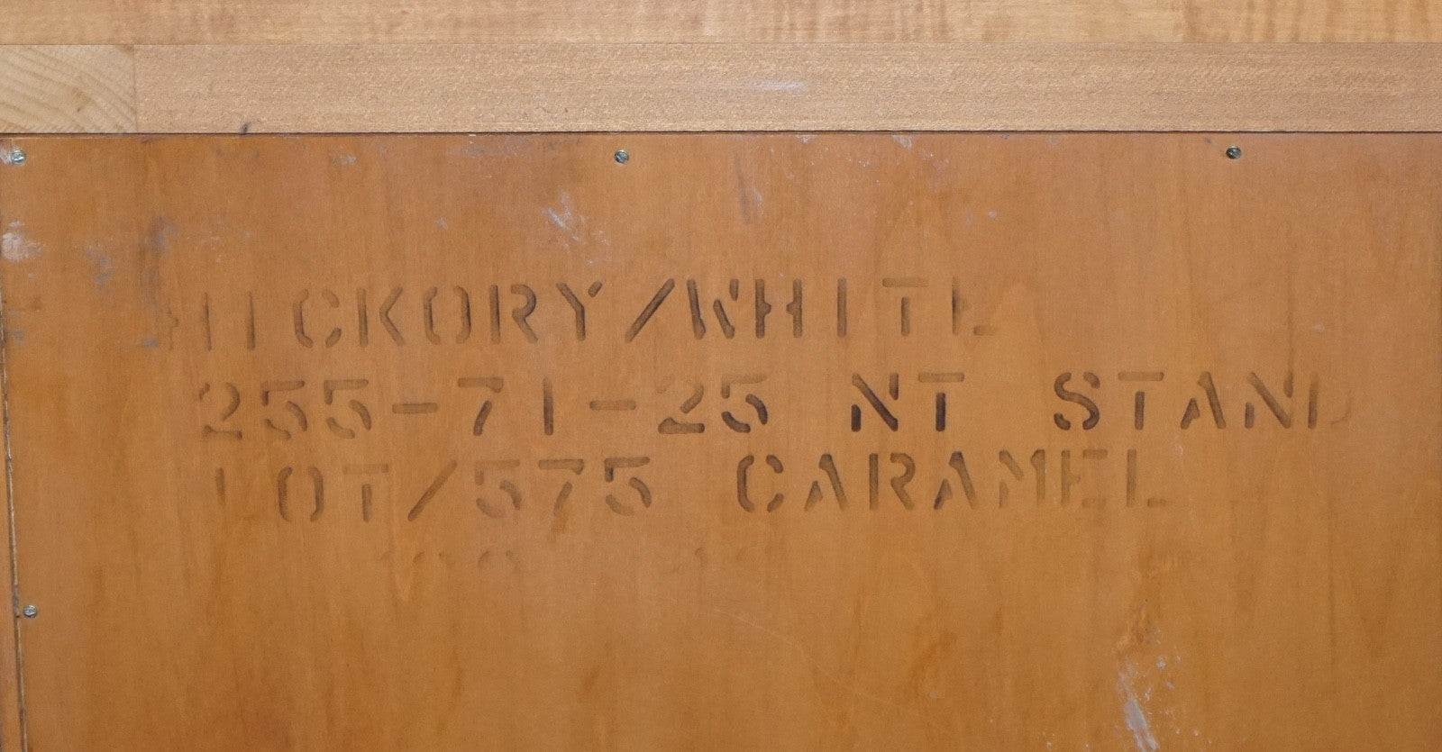 PAIR OF AMERICAN HICKORY WHITE GENESIS BIEDERMEIER NIGHTSTANDS BEDSIDE TABLES