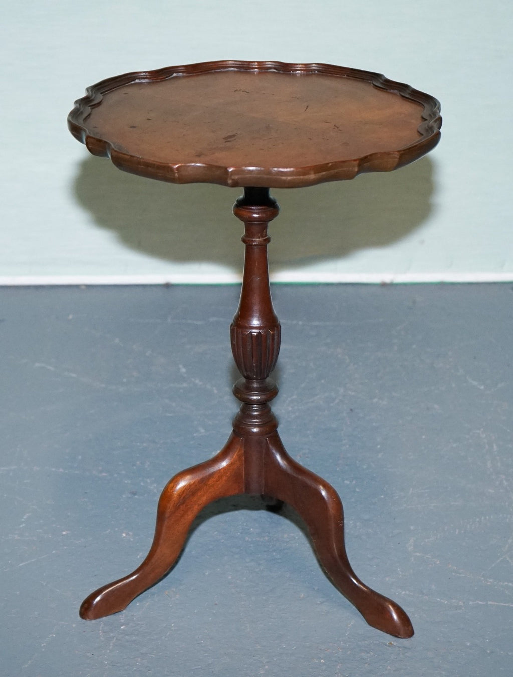 ANTIQUE HARDWOOD SCALLOPED EDGE TOP SIDE TABLE ON TRIPOD FEET c. 1930