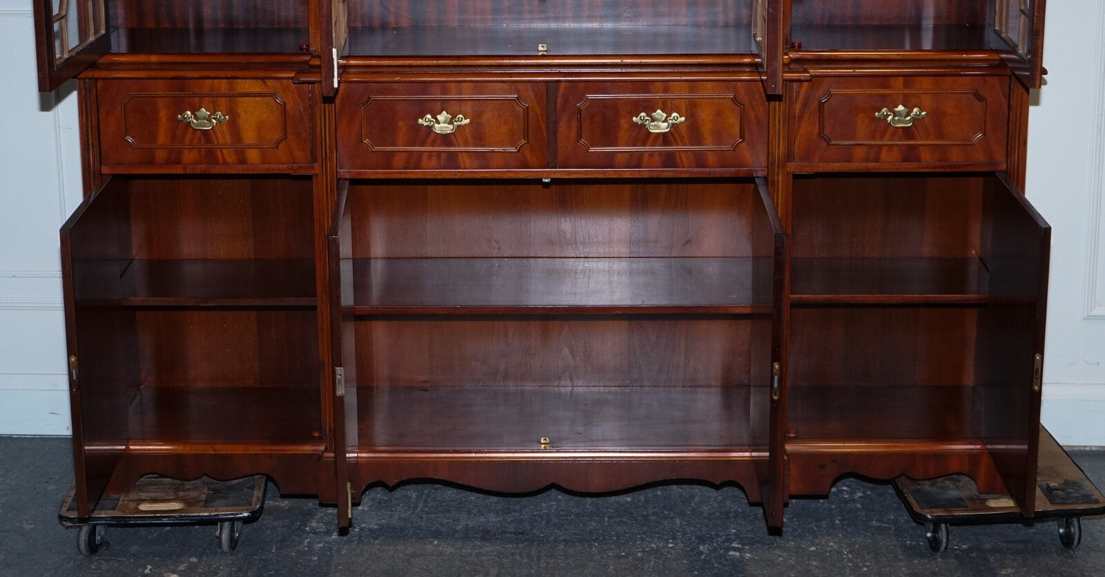 VINTAGE GEORGIAN STYLE FLAMED HARDWOOD BREAKFRONT DISPLAY CABiNET BOOKCASE