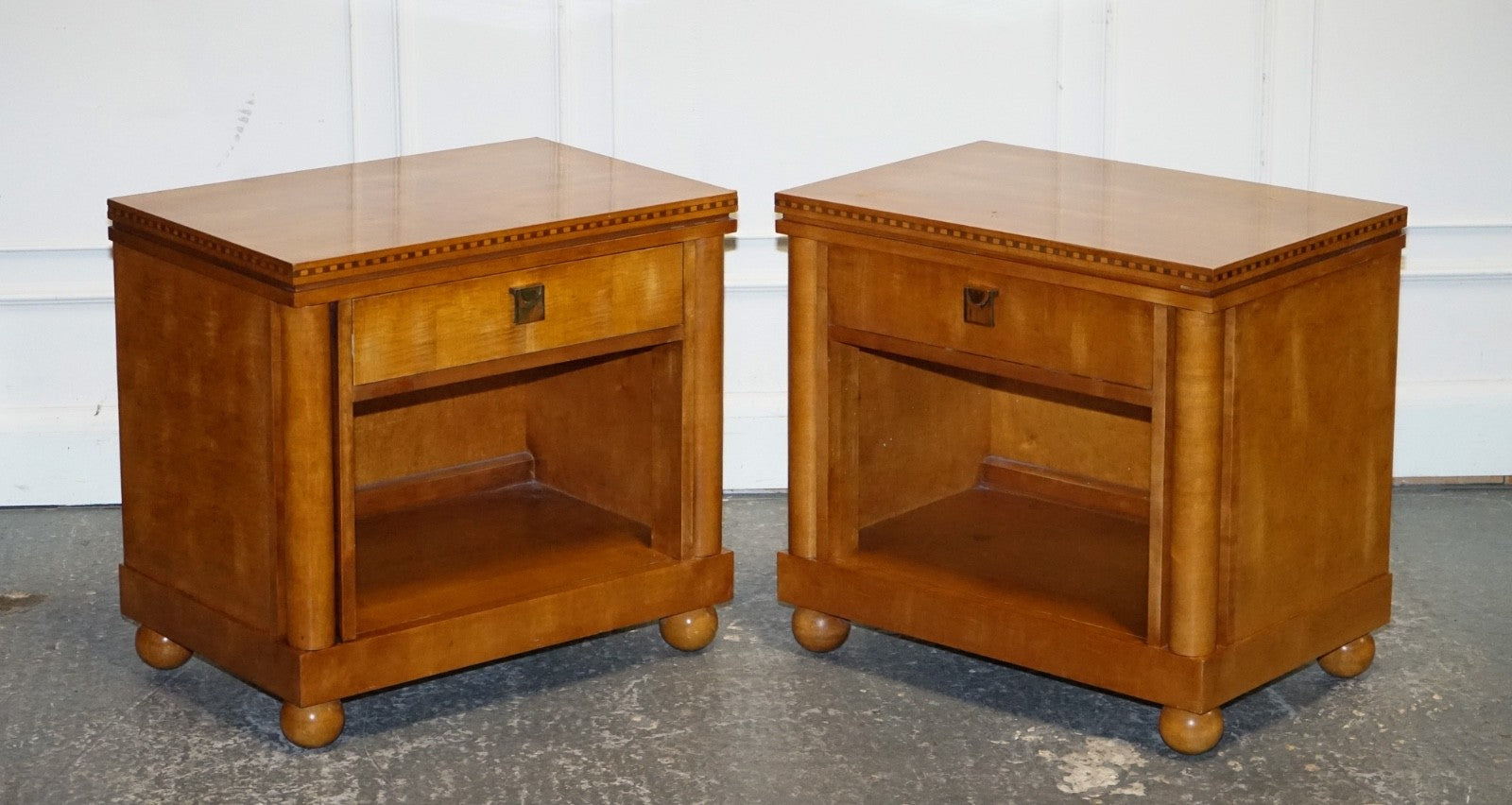 PAIR OF AMERICAN HICKORY WHITE GENESIS BIEDERMEIER NIGHTSTANDS BEDSIDE TABLES