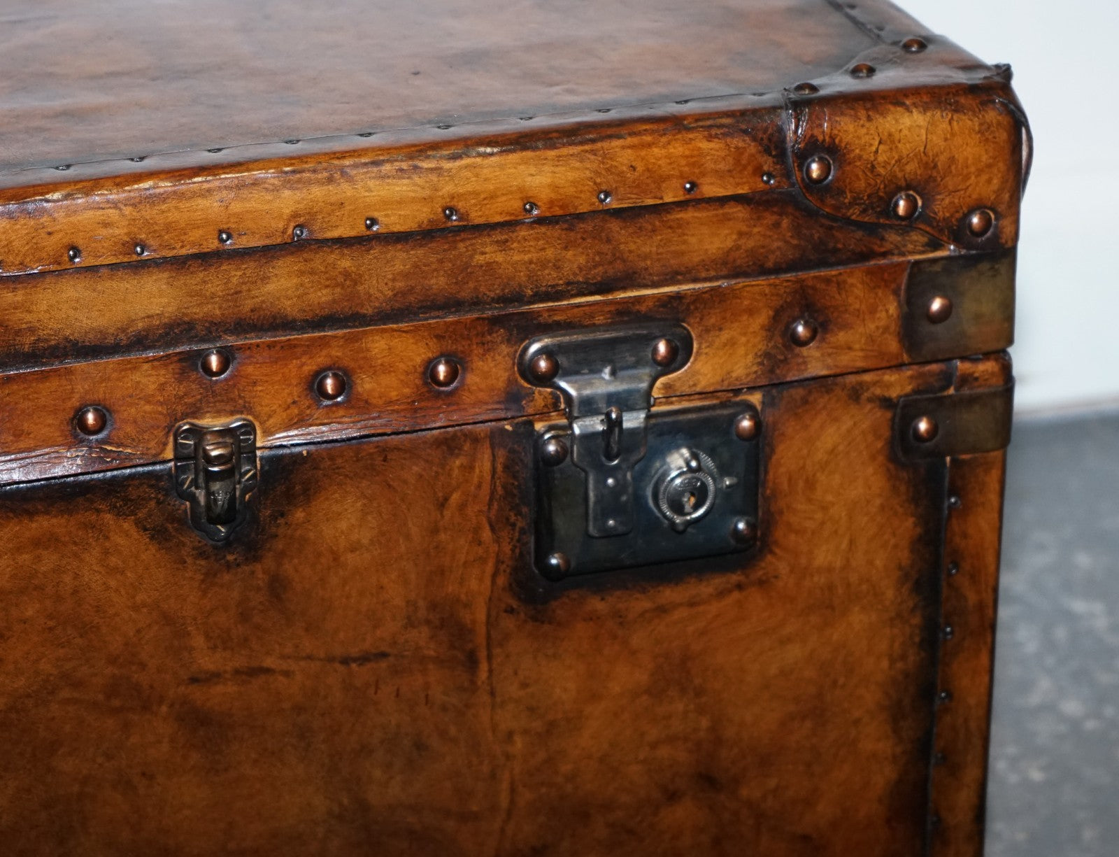 FULLY RESTORED HAND DYED BROWN LEATHER LOCKABLE STORAGE TRUNK
