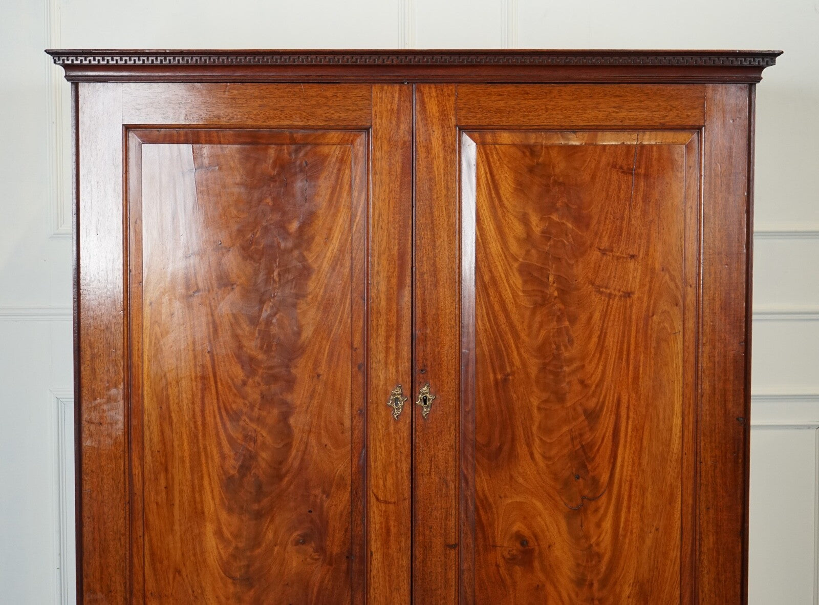 1800 ANTIQUE ENGLISH GEORGIAN FLAMED HARDWOOD LINEN PRESS WARDROBE ARMOIRE J1
