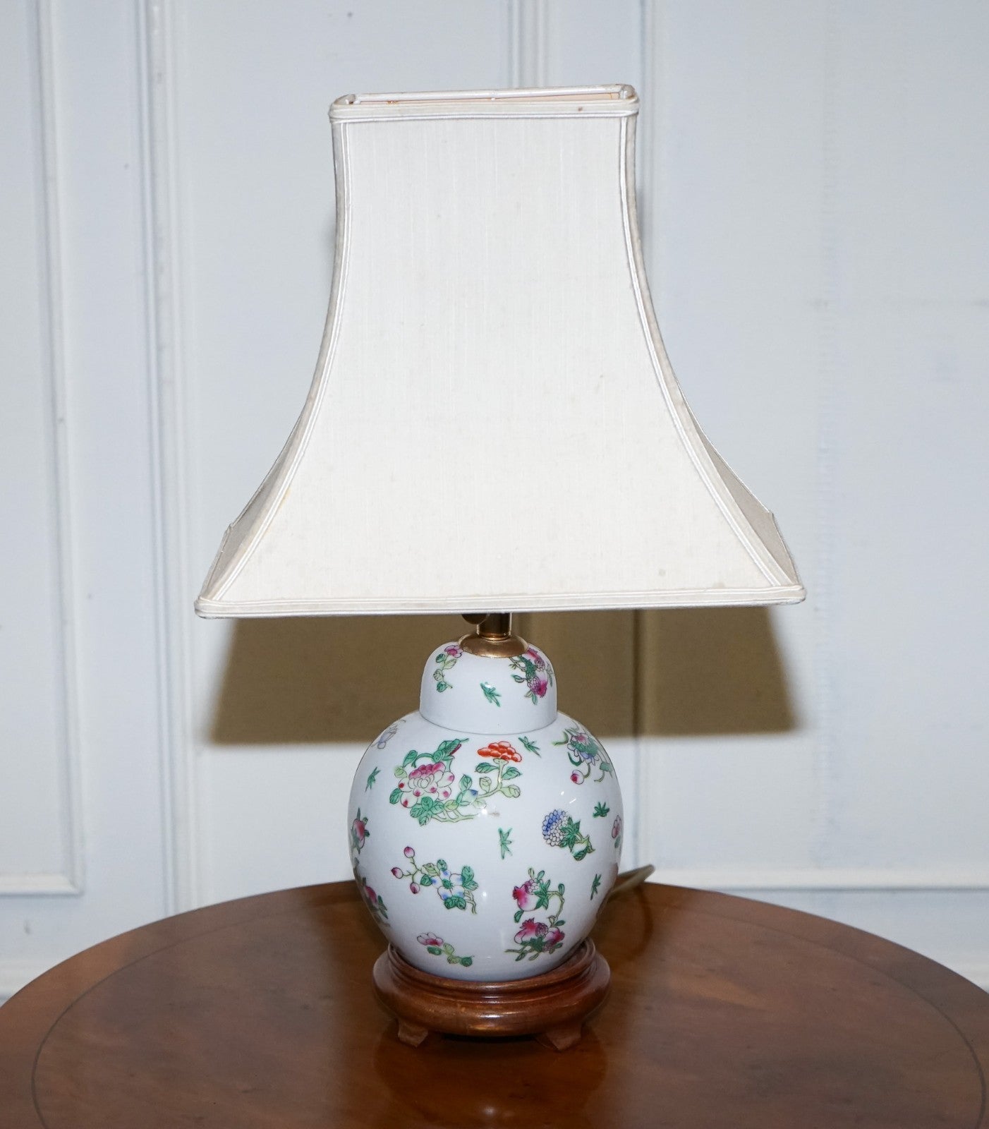 PAIR OF VINTAGE ORIENTAL ASIAN HAND PAINTED TABLE LAMPS WITH LAMP SHADES