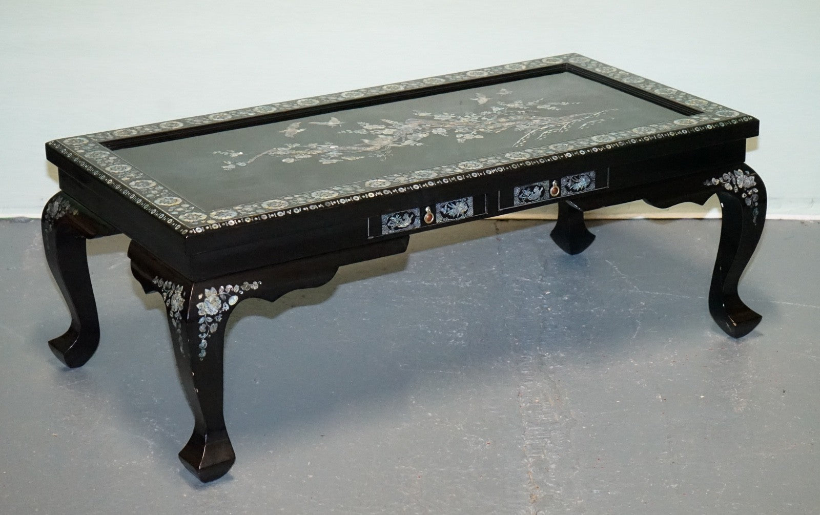 ORIENTAL CHINESE BLACK LACQUER COFFEE TABLE WITH MOTHER OF PEARL AND TWO DRAWERS