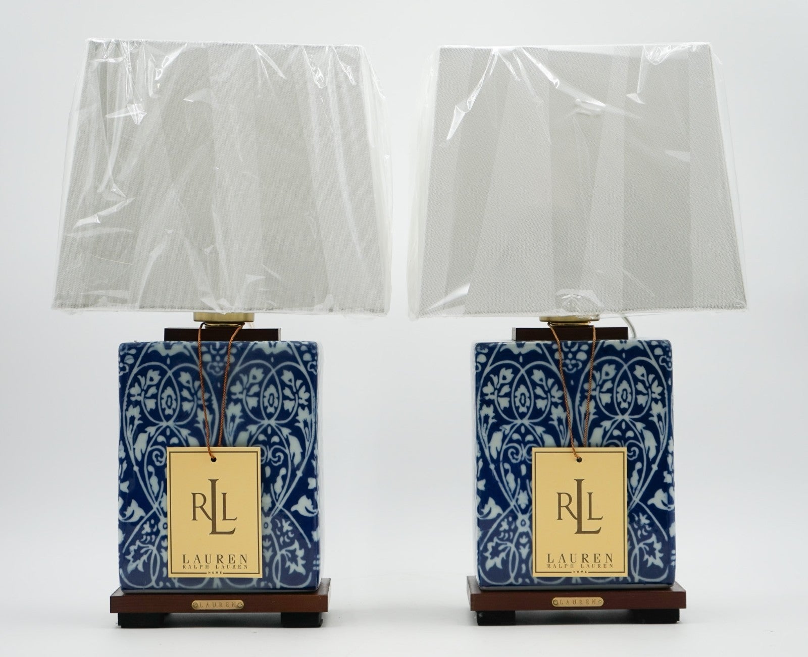 PAIR OF RALPH LAUREN EX DISPLAY BLUE & WHITE CERAMIC TABLE LAMPS  (2/2)