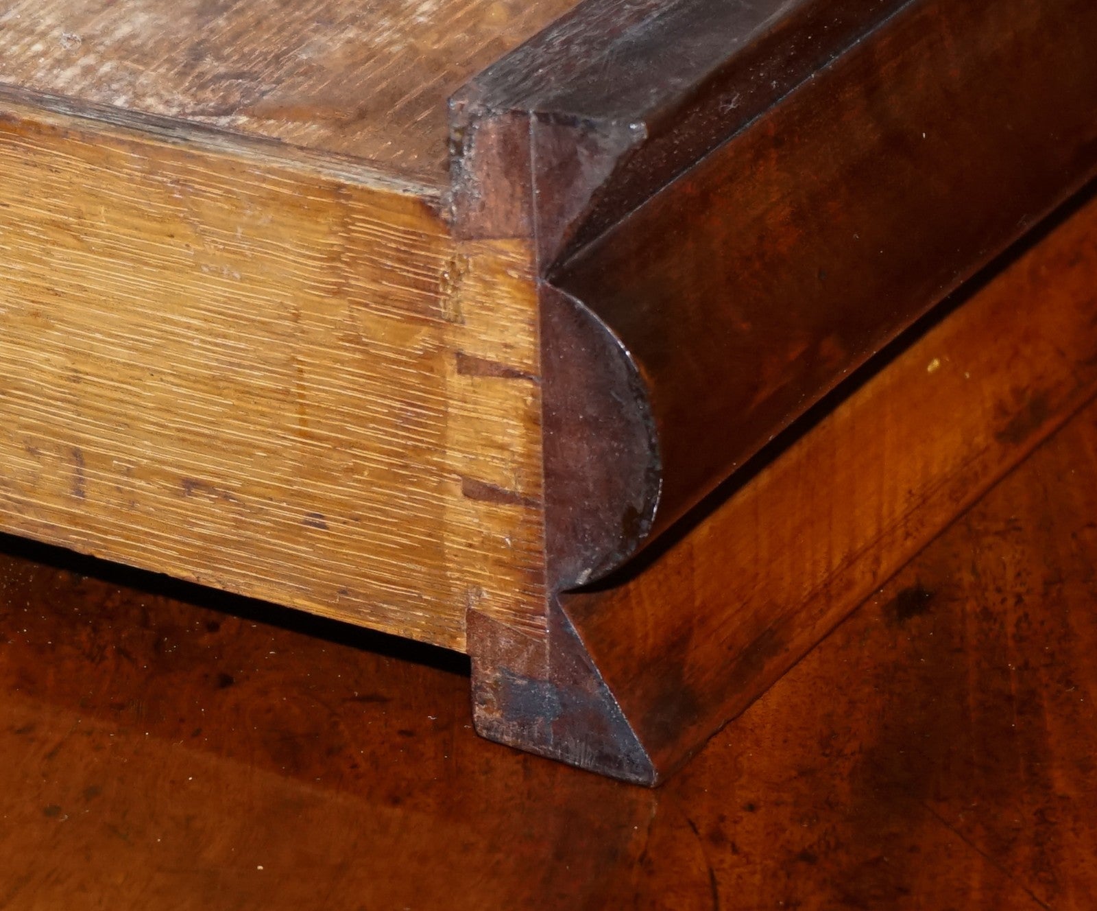 1820s RESTORED ENGLISH ANTIQUE PEDESTAL PEMBROKE DROP LEAF TABLE WITH DRAWER