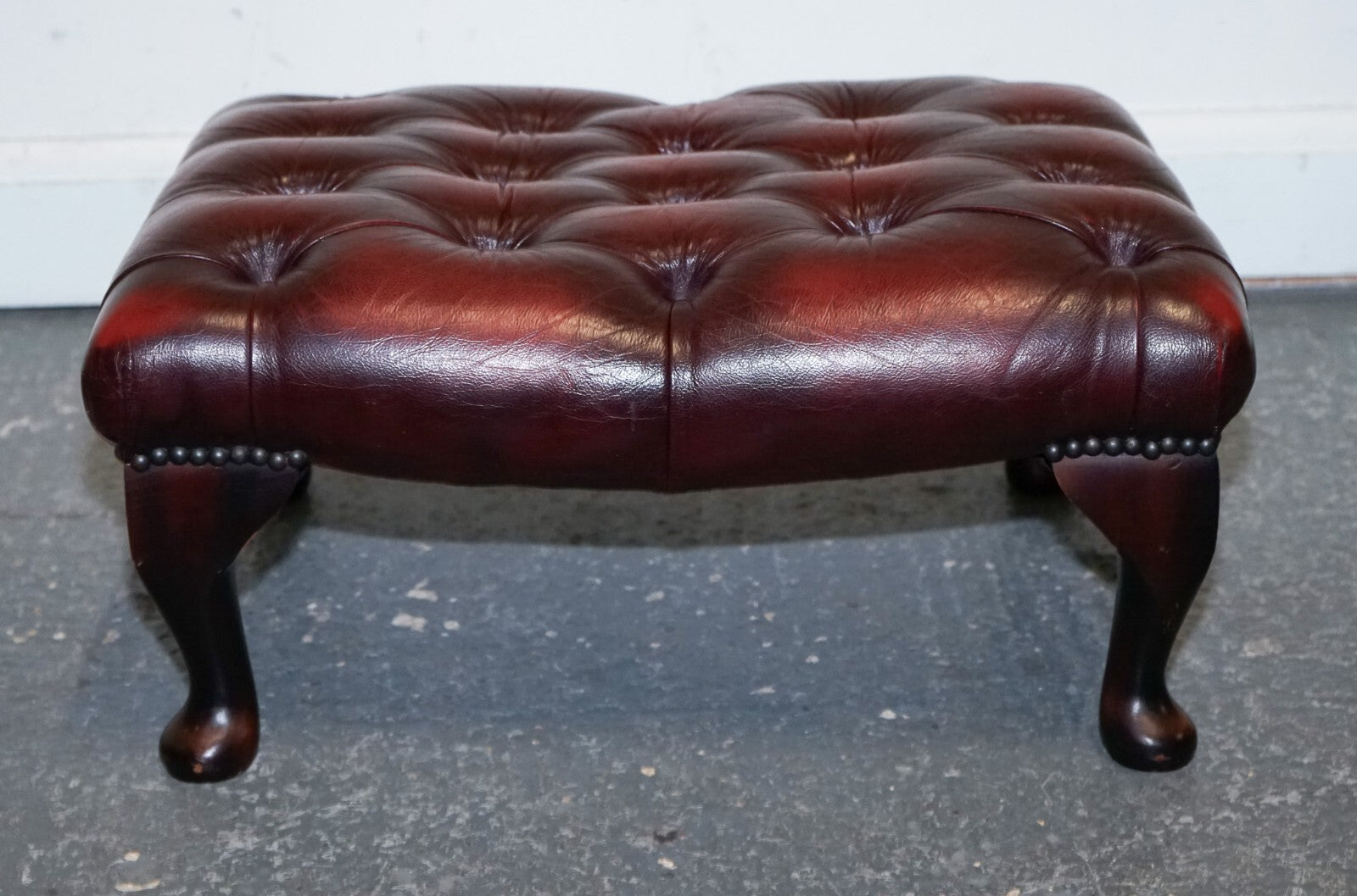 VINTAGE BURGUNDY LEATHER CHESTERFIELD QUEEN ANNE LEGS FOOTSTOOL