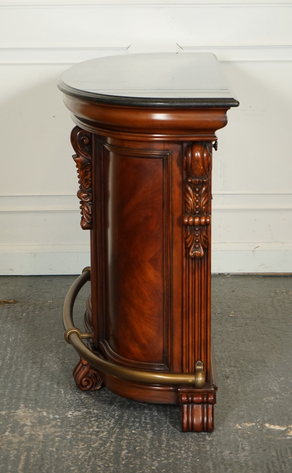 STUNNING HOWARD & MILLER STYLE AMERICAN BAR WITH GRANITE TOP & PAIR OF BARSTOOLS