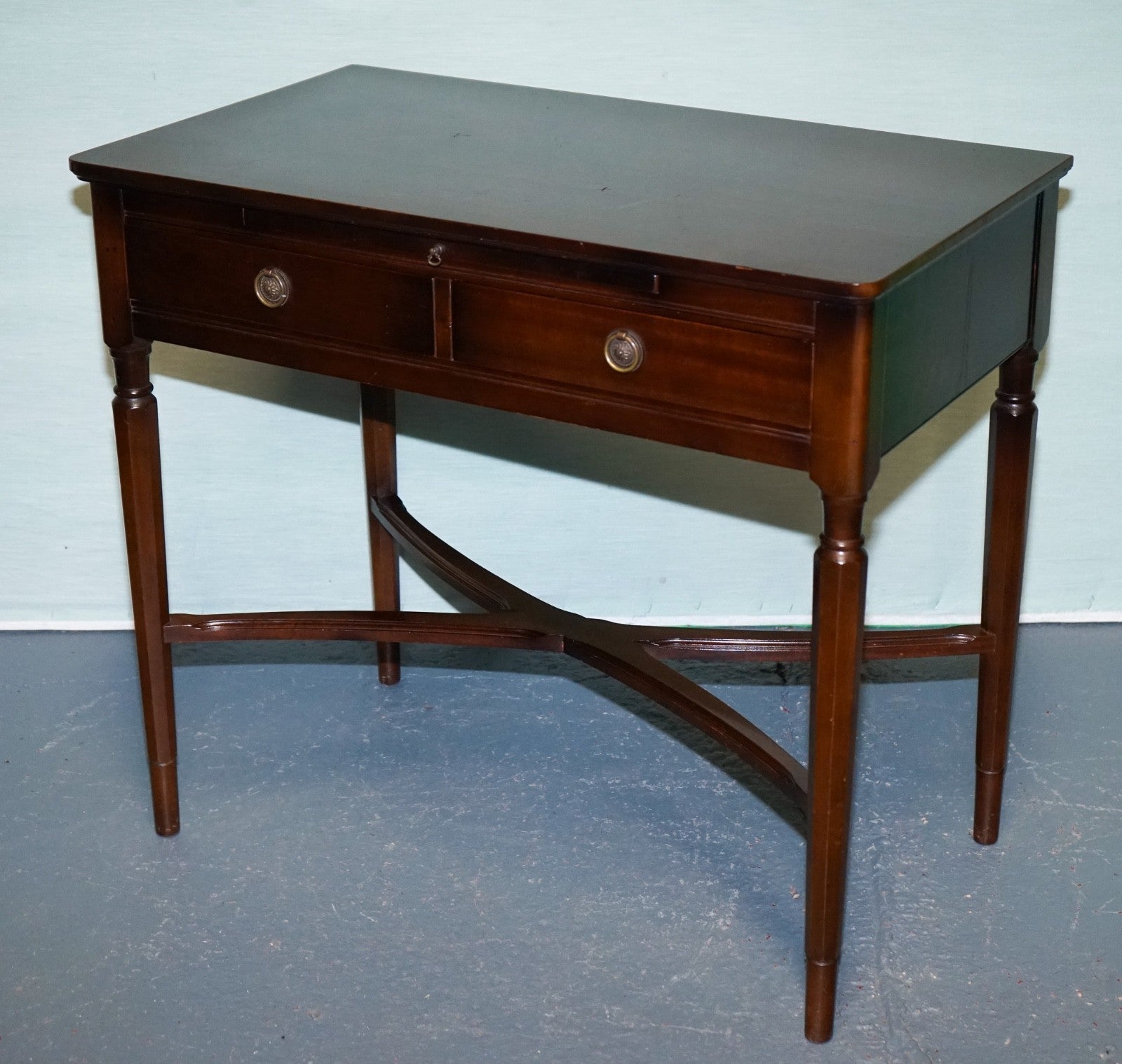 VINTAGE STRONGBOW GAME WRITING DESK WITH PULL OUT TRAY WITH LEATHER INLAY