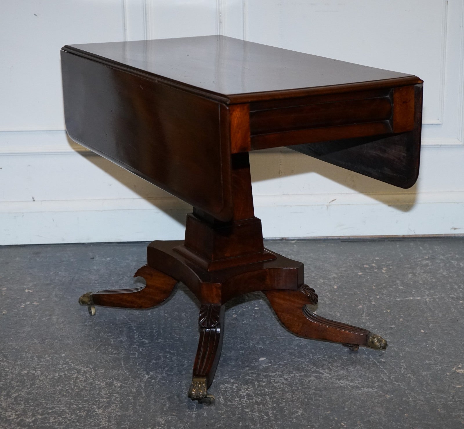 1820s RESTORED ENGLISH ANTIQUE PEDESTAL PEMBROKE DROP LEAF TABLE WITH DRAWER
